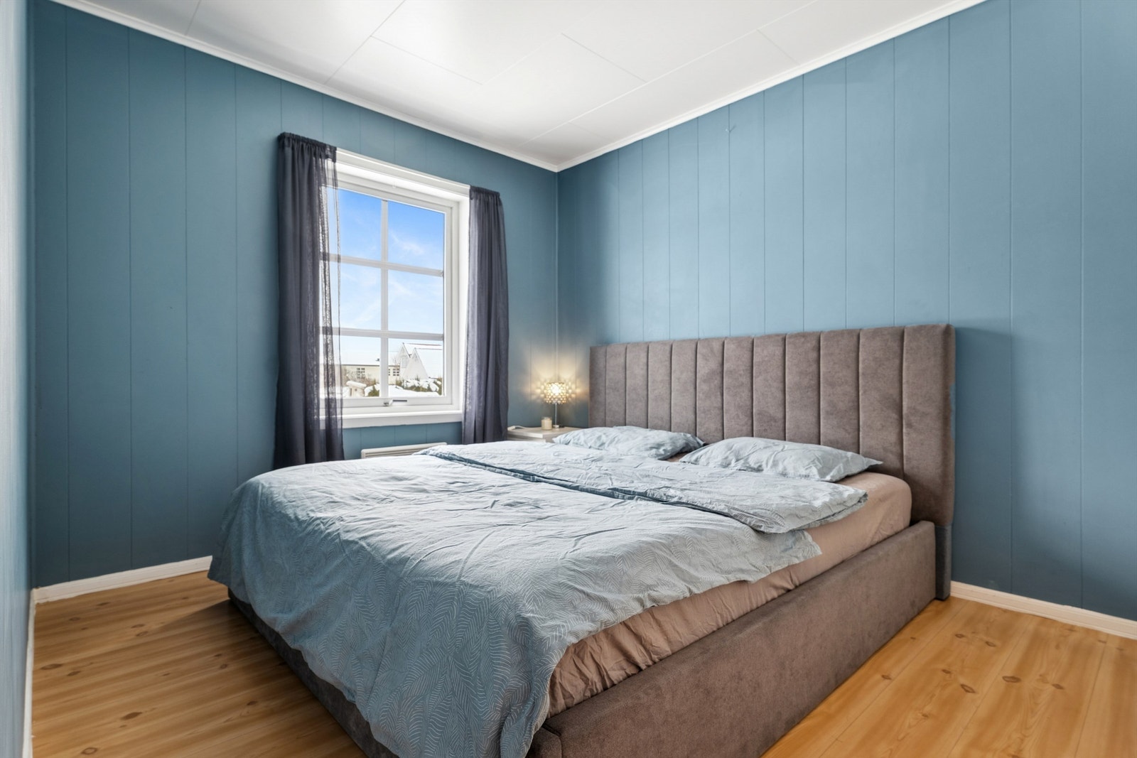 Hovedsoverommet er av god størrelse med plass til dobbeltseng og annet møblement. Galleribilde