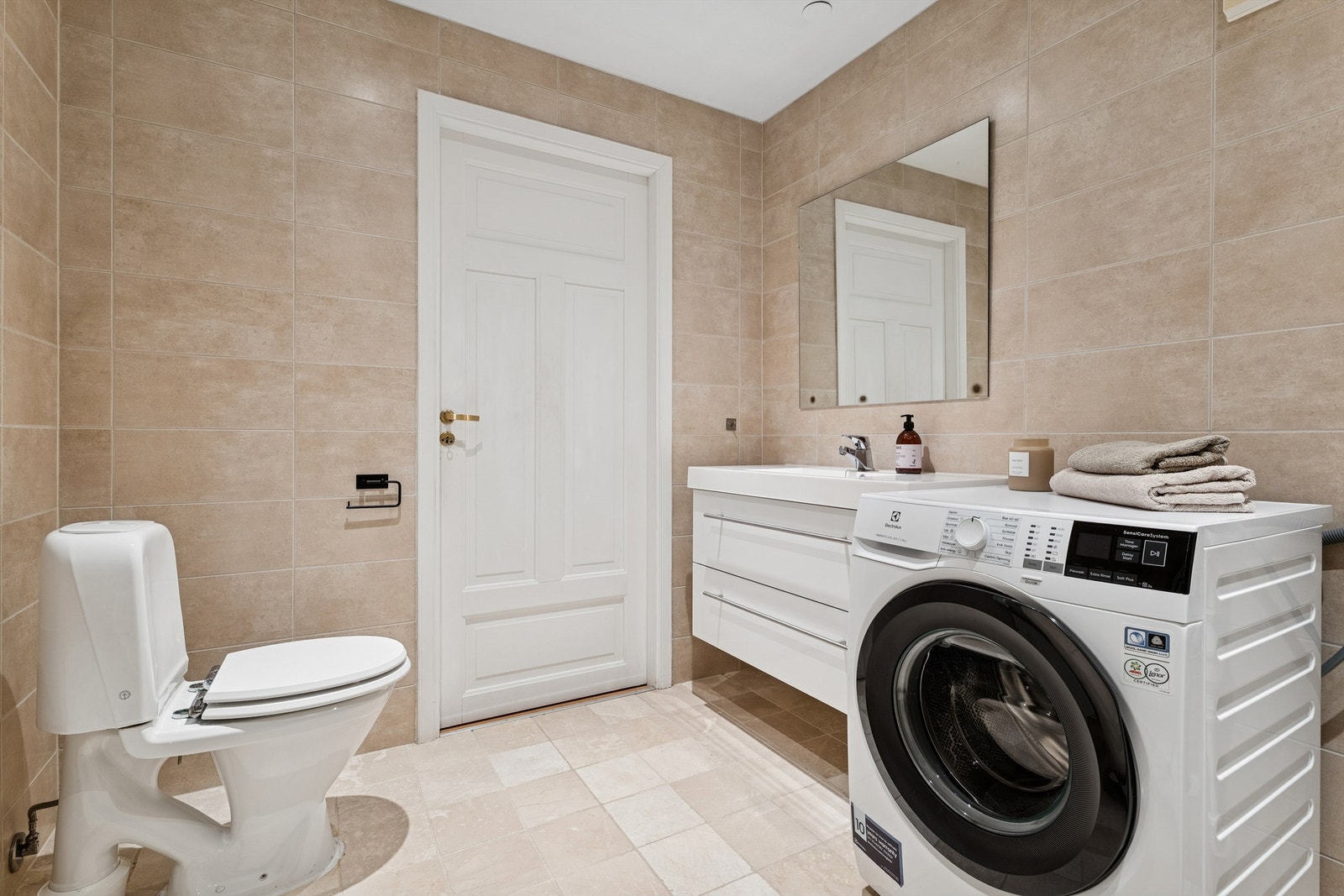 Rommet er utstyrt med servantinnredning, dusjkabinett, gulvstående toalett og opplegg for vaskemaskin. (Foto: EFKT v/Krisrtian Haug) Galleribilde