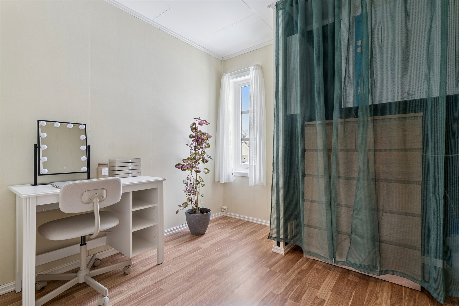 Boden mellom soverommene er utvidet i senere tid, noe som åpner opp for mange flere muligheter med dette rommet enn kun oppbevaring. (Rommet er ikke godkjent for varig opphold) Galleribilde