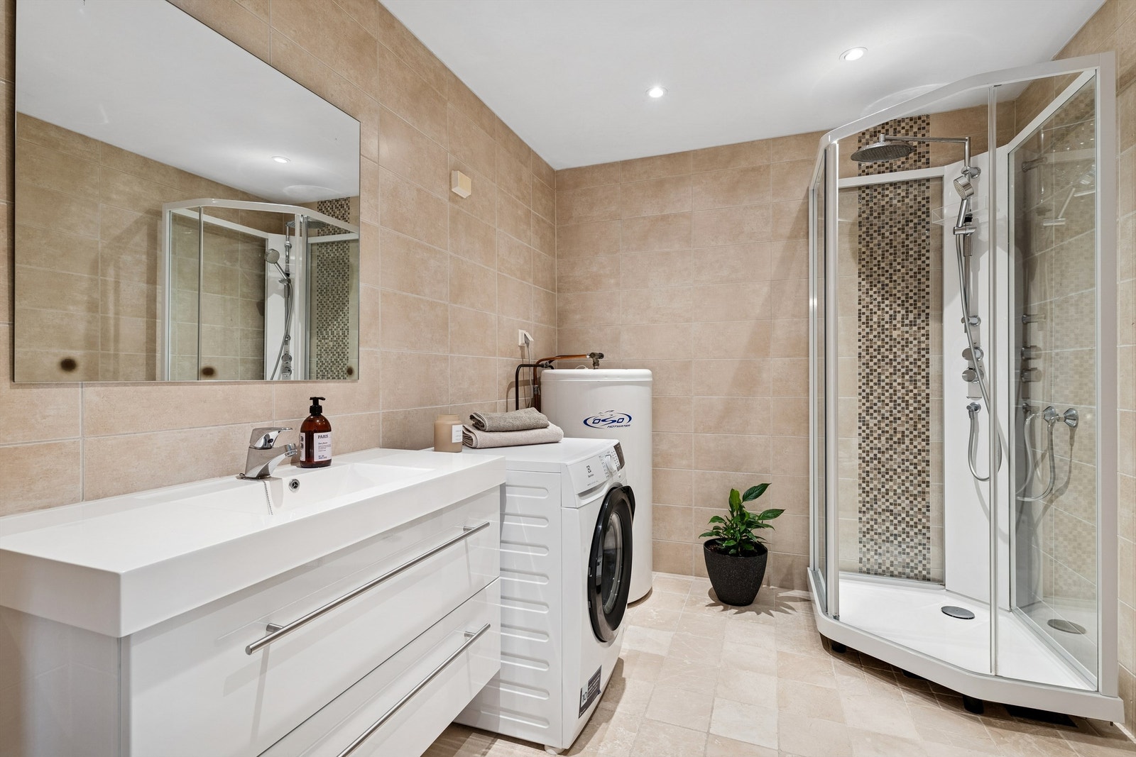 Badet er meget romslig og ble oppgradert i 2015. Her er det flislagte gulv og vegger. (Foto: EFKT v/Krisrtian Haug) Galleribilde