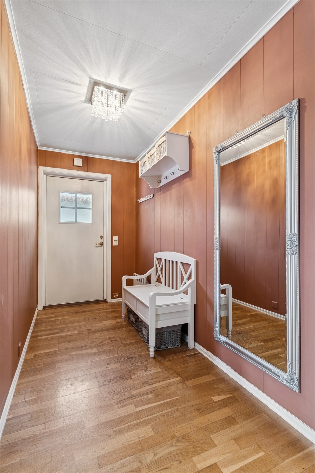 Entréen tar deg med videre til gangen som knytter boligens rom sammen på en oversiktlig måte. Galleribilde