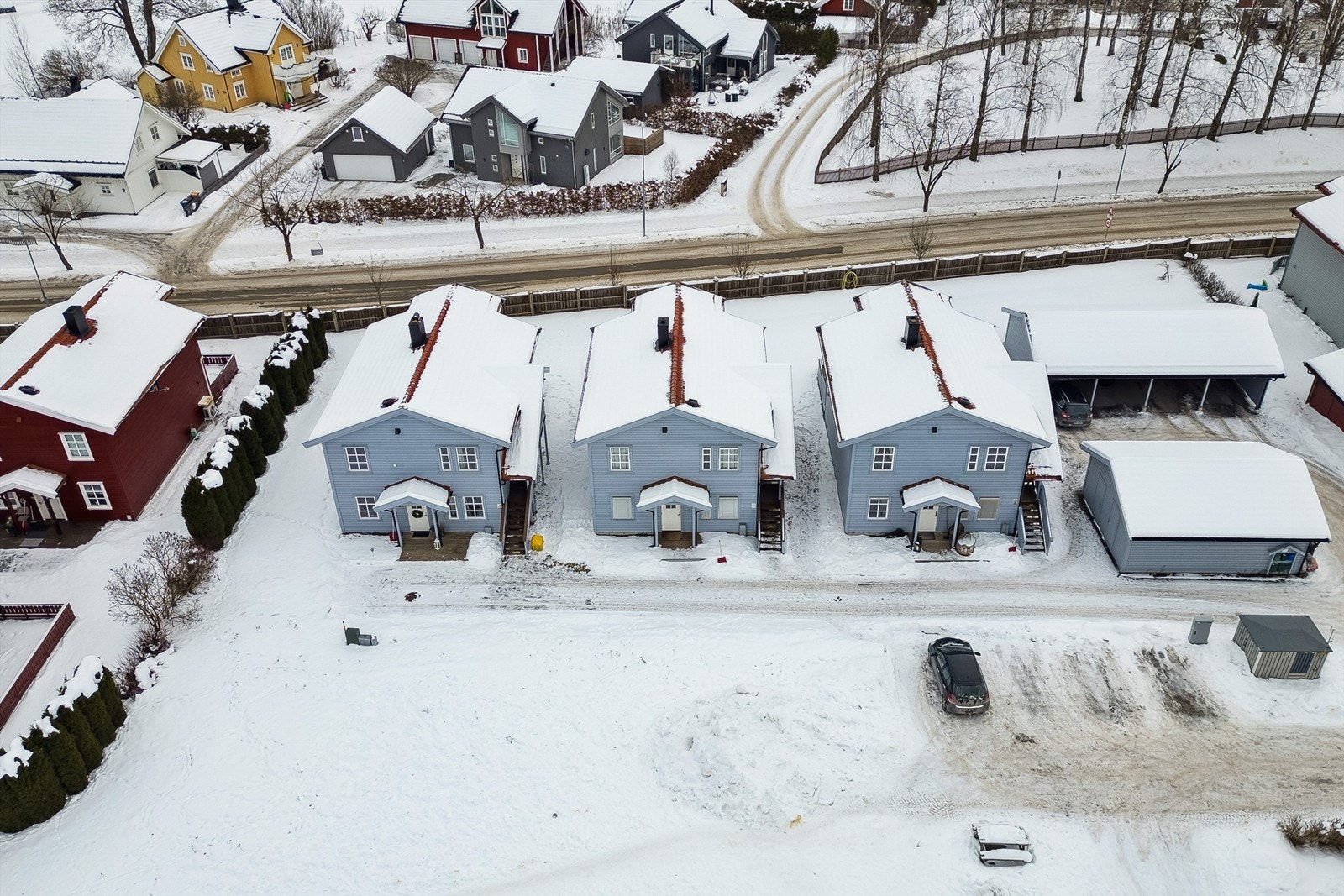 Eiendommen ligger innerst i en blindvei, i et veletablert og fredelig boligområde på Ridabu. Galleribilde