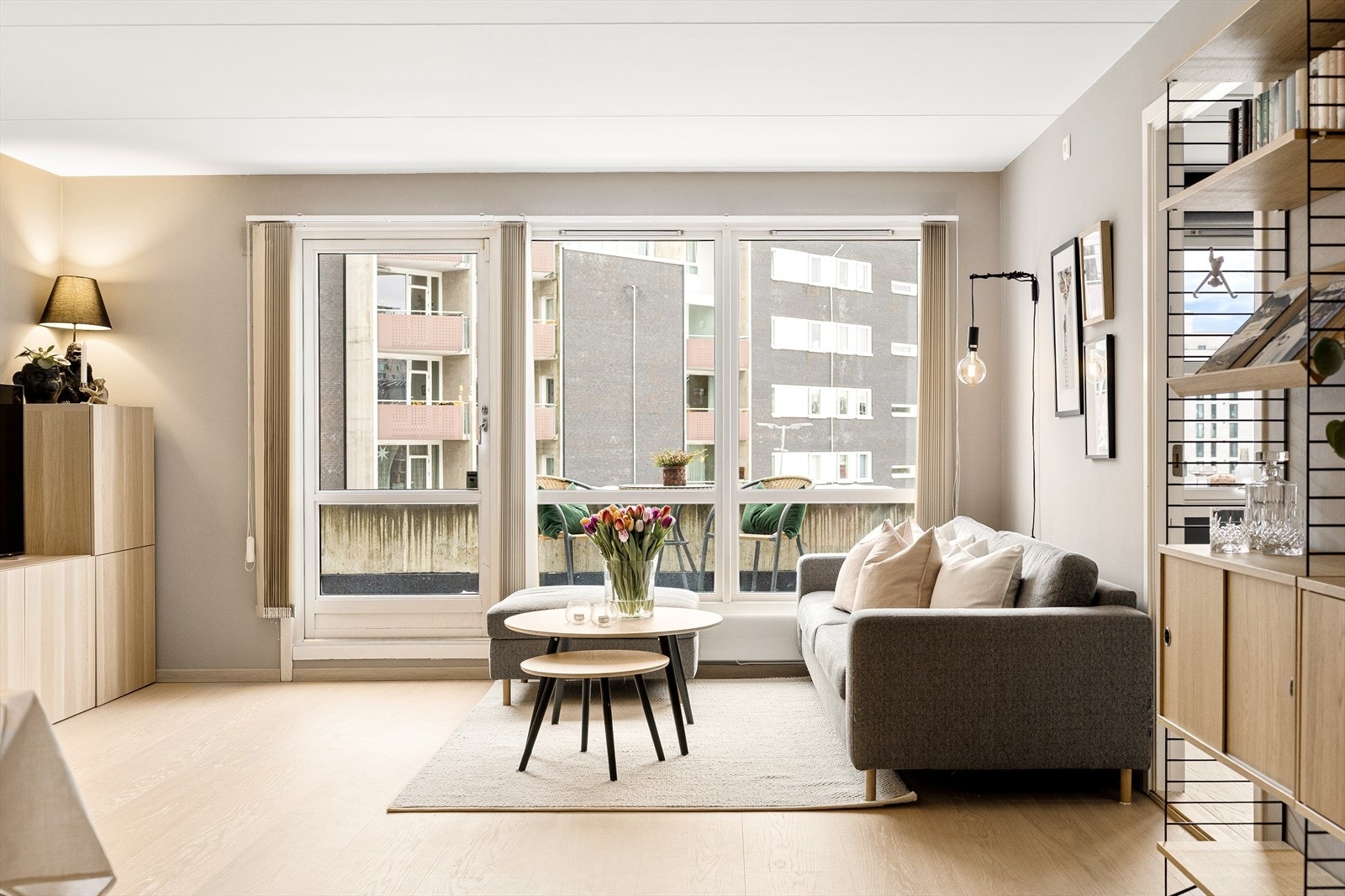 Planløsningen åpner opp for flere møbleringsmuligheter med god plass til sofagruppe, TV-møbler og spisebord med tilhørende stoler. Galleribilde