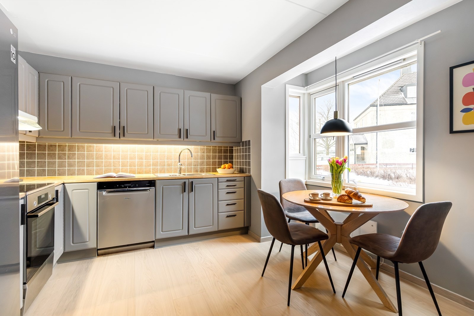 Moderne og romslig kjøkken med gode arbeidsflater og god oppbevaringsplass. Galleribilde