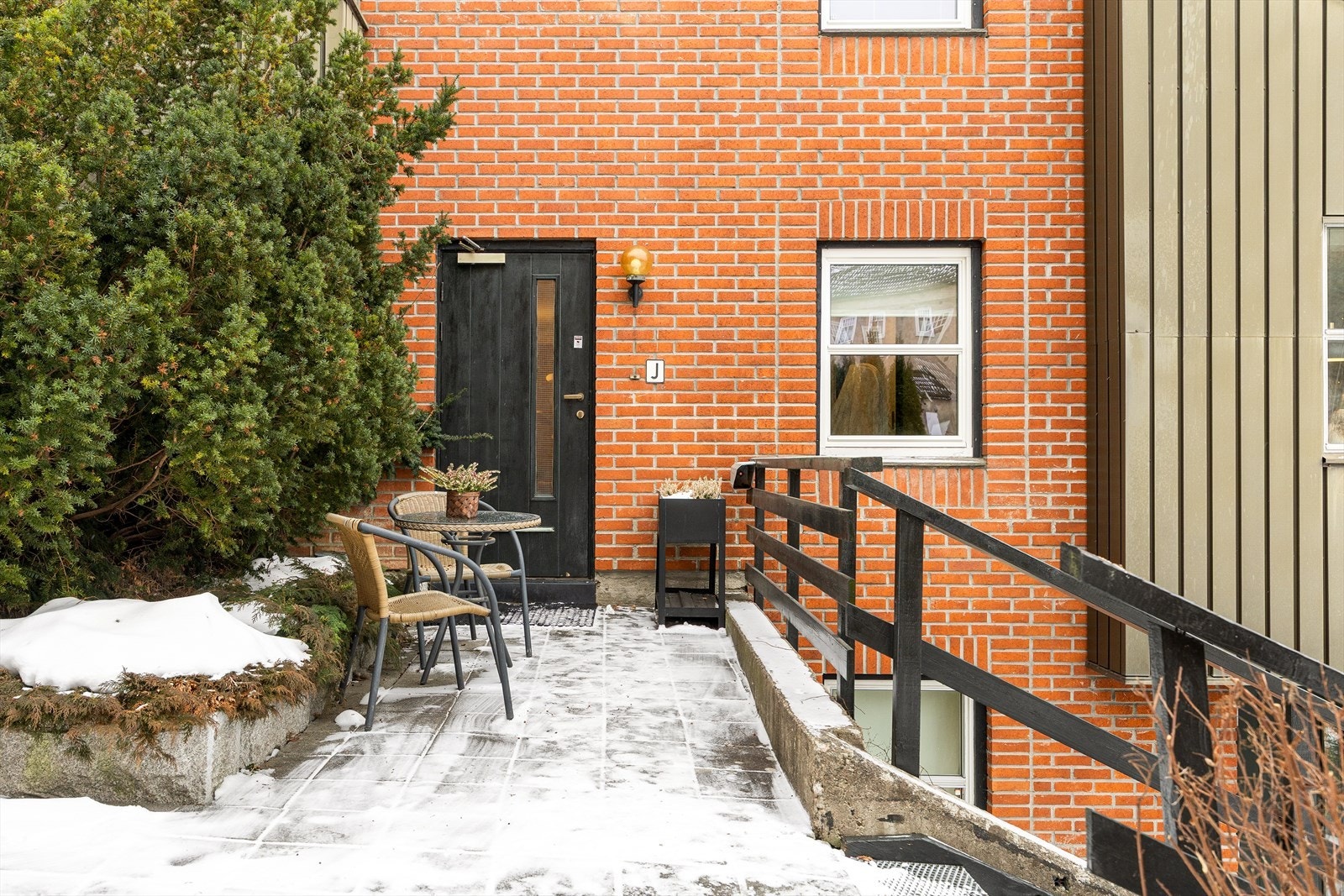 Sameiet, som ble bygget i 1988, har fine opparbeidede grøntarealer og 18 leiligheter. Galleribilde