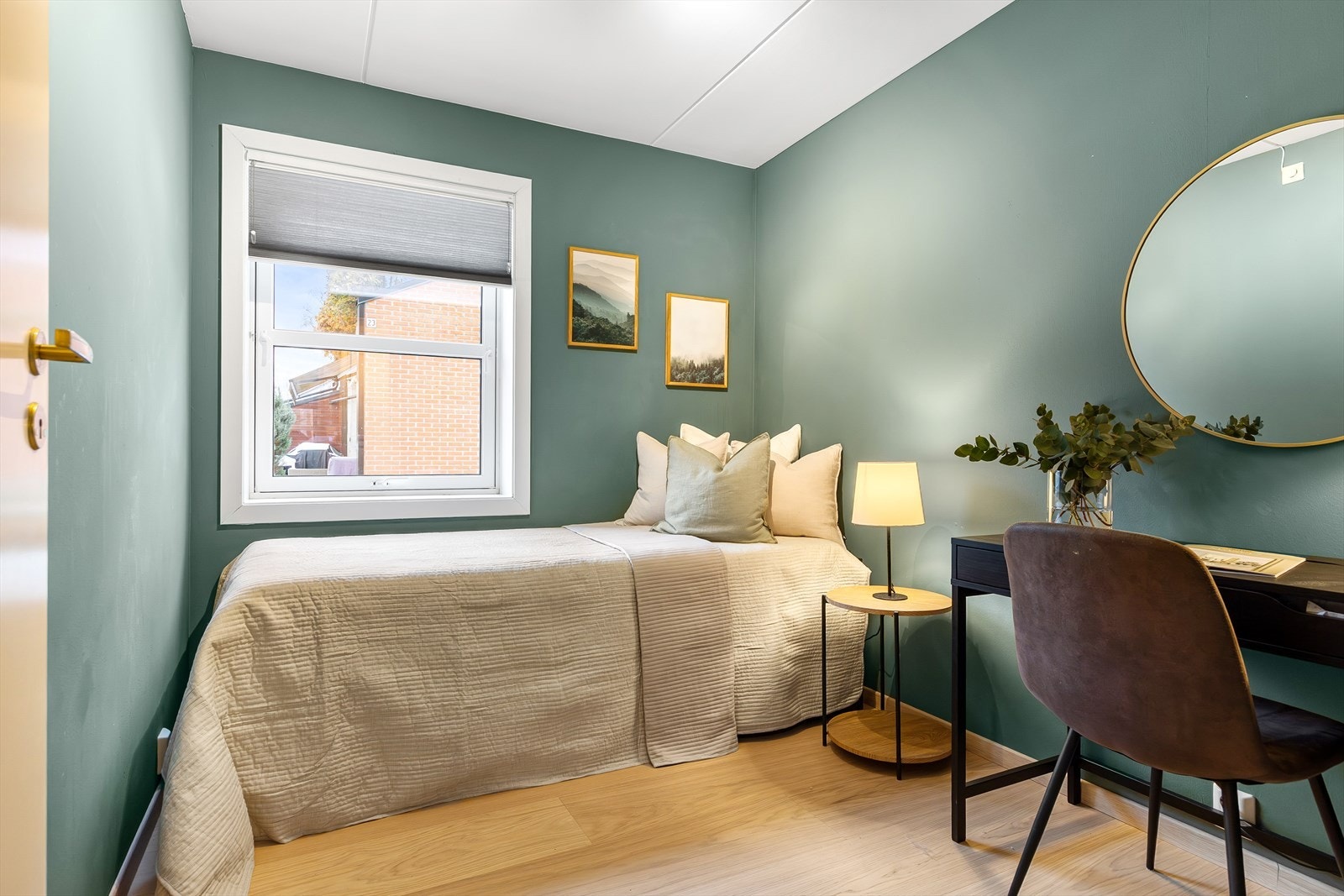 Soverom 2 er romslig og har plass til både seng og øvrig møblement. Galleribilde