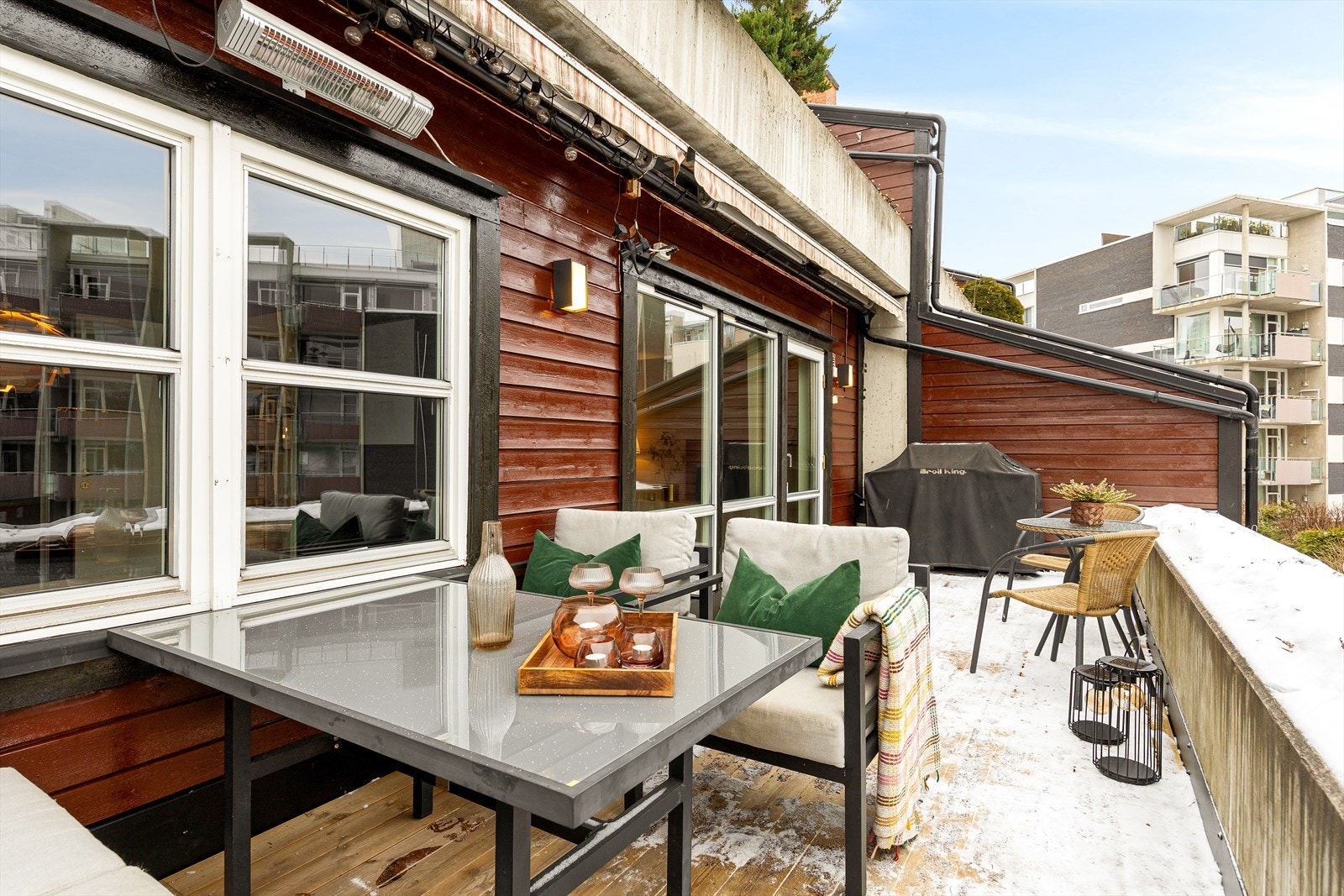 I vår- og sommerhalvåret blir terrasse en naturlig forlengelse av stuen, perfekt for hyggelige stunder med familie og venner. Galleribilde