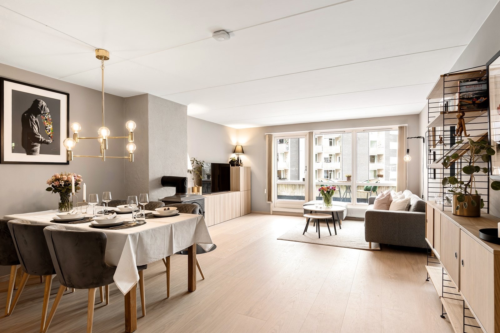 Velkommen til Gunnar Schjelderups vei 15J! Dette er en romslig og innbydende 3-roms i 2.etasje, perfekt plassert i hjertet av Nydalen, med alle byens fasiliteter rett utenfor døren. Galleribilde