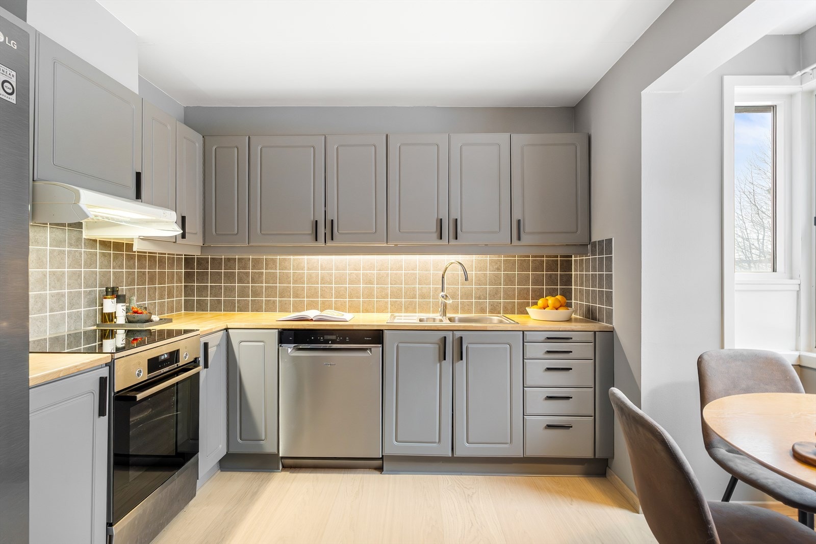 Innredningen har laminerte, profilerte fronter og laminat benkeplate. Galleribilde