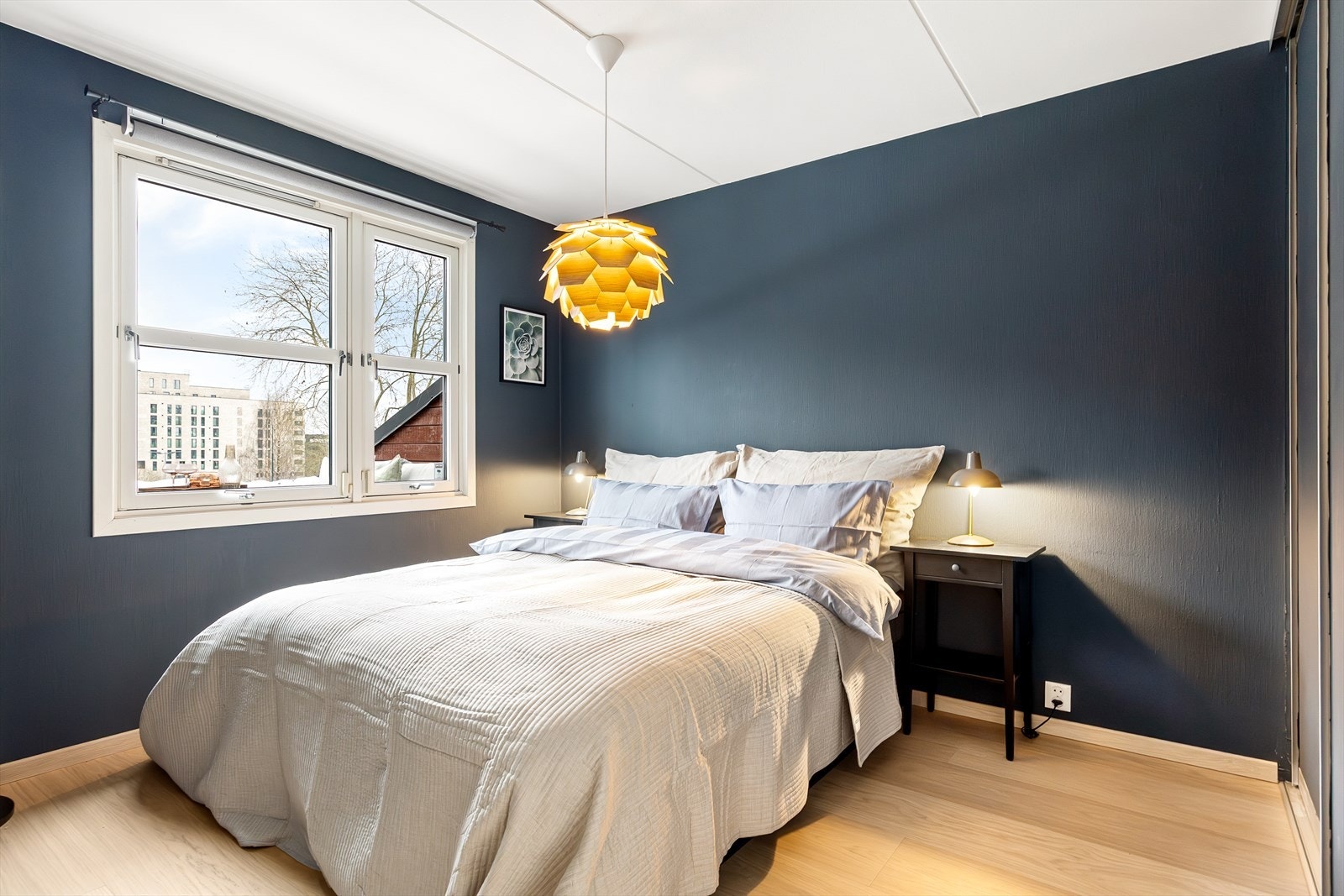 Soverommet er romslig, med plass til dobbeltseng, nattbord og tilhørende møbler. Galleribilde