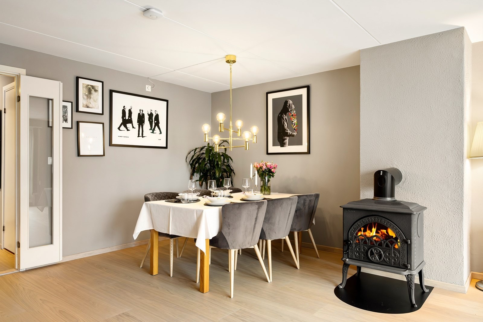 I stuen finner du også en stemningsfull peis som gir behagelig varme på kalde dager. Galleribilde