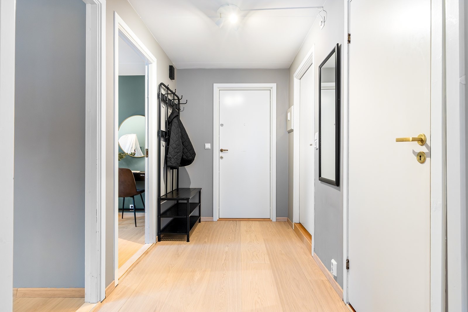 Leiligheten har en innbydende entré som skaper et umiddelbart godt førsteinntrykk. Galleribilde