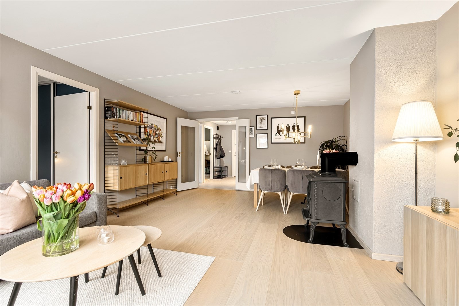 Gulvet er belagt med herdet tre fra 2023, og overflatene er malt i delikate, moderne fargetoner. Galleribilde