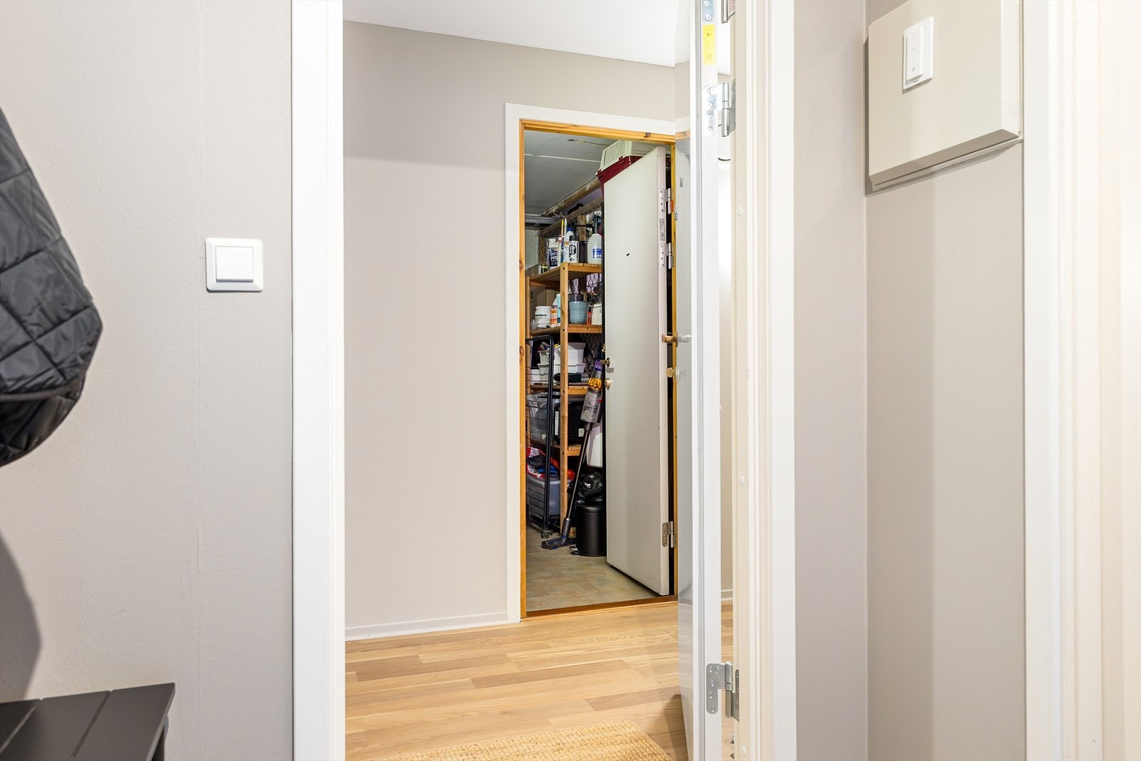 Leiligheten har en særdeles skjermet og privat beliggenhet i bygget. Den er eneste bolig i oppgangen, sammen med tilhørende boder. Dette gir en eksklusiv og rolig atmosfære uten gjennomgangstrafikk eller naboer på samme nivå. Galleribilde