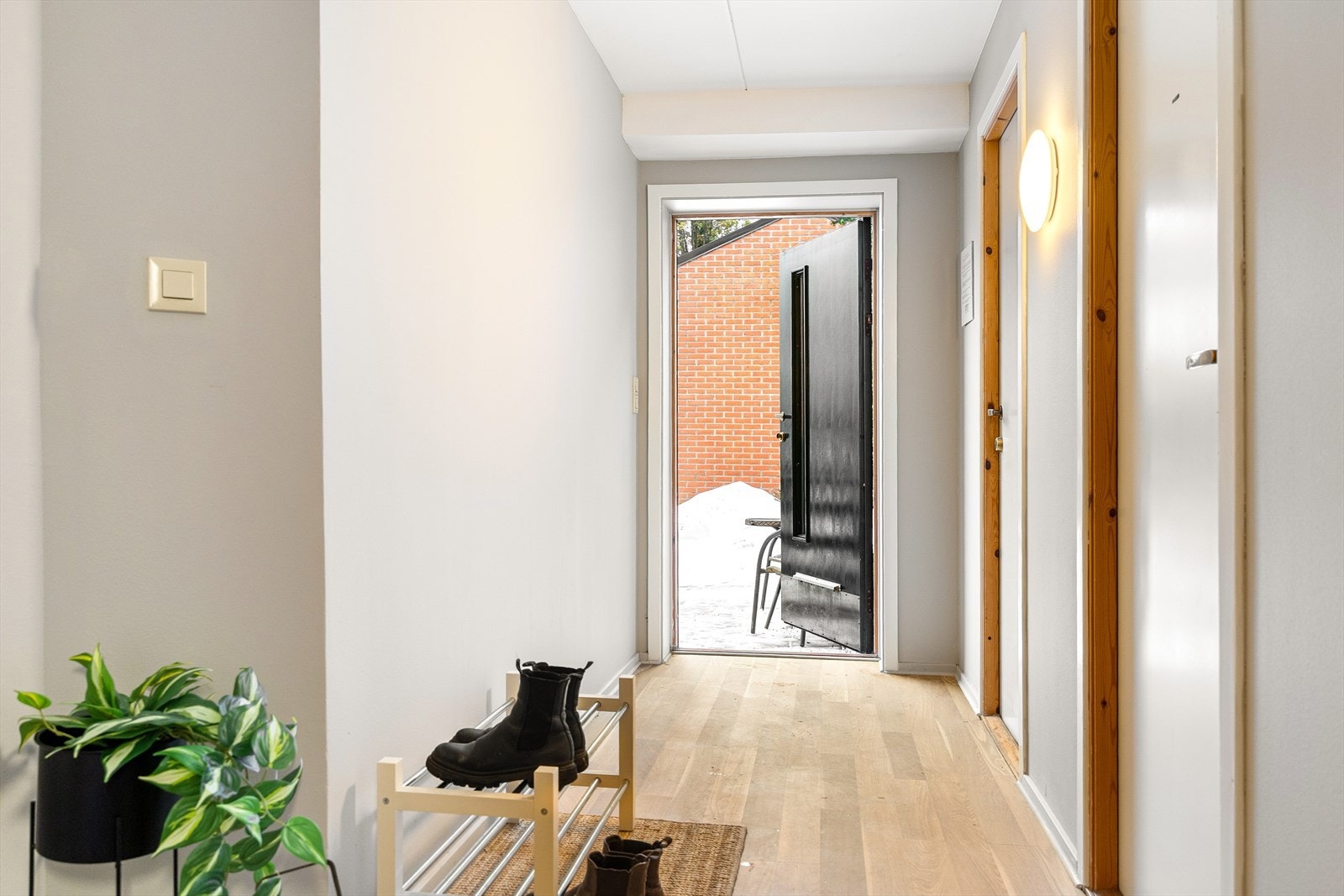 Den felles gangen i oppgangen benyttes i praksis kun av nåværende eier, og oppleves derfor som en naturlig forlengelse av boligen. Gangen ble oppusset i 2025 og fremstår som pen og tidsriktig. Galleribilde