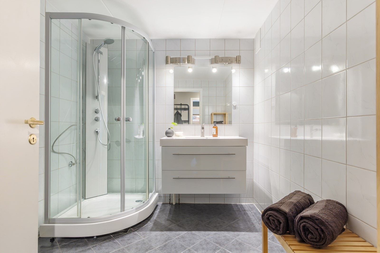 Pent, flislagt baderom med gulvvarme. Galleribilde