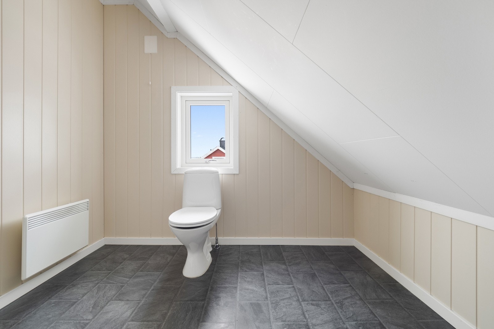 Toalettrom med vegghengt servantinnredning med dører og ovenpåliggende servant. Gulvstående toalett. Galleribilde