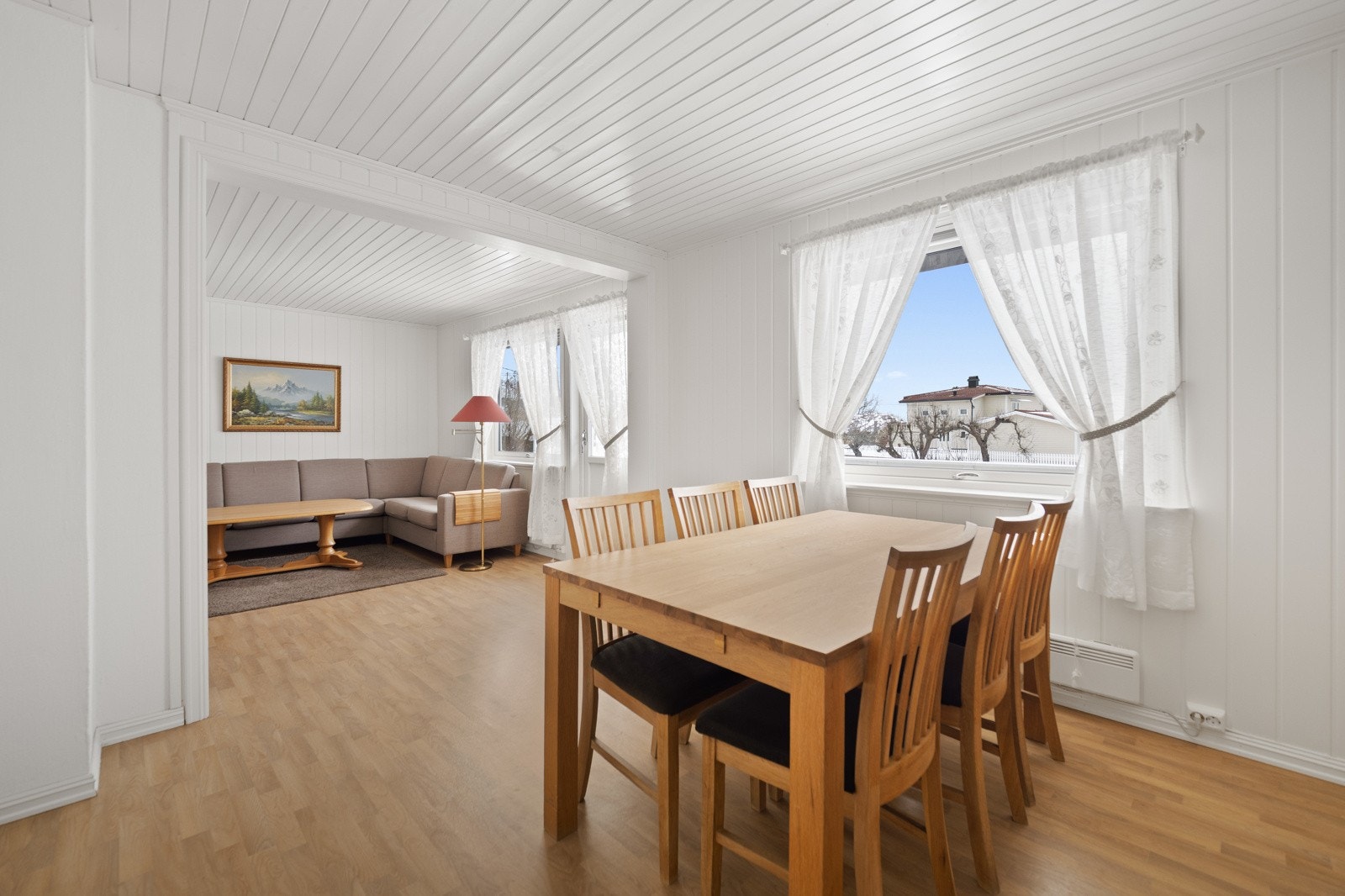 Spisestue med mulighet for å samle flere rundt bordet Galleribilde