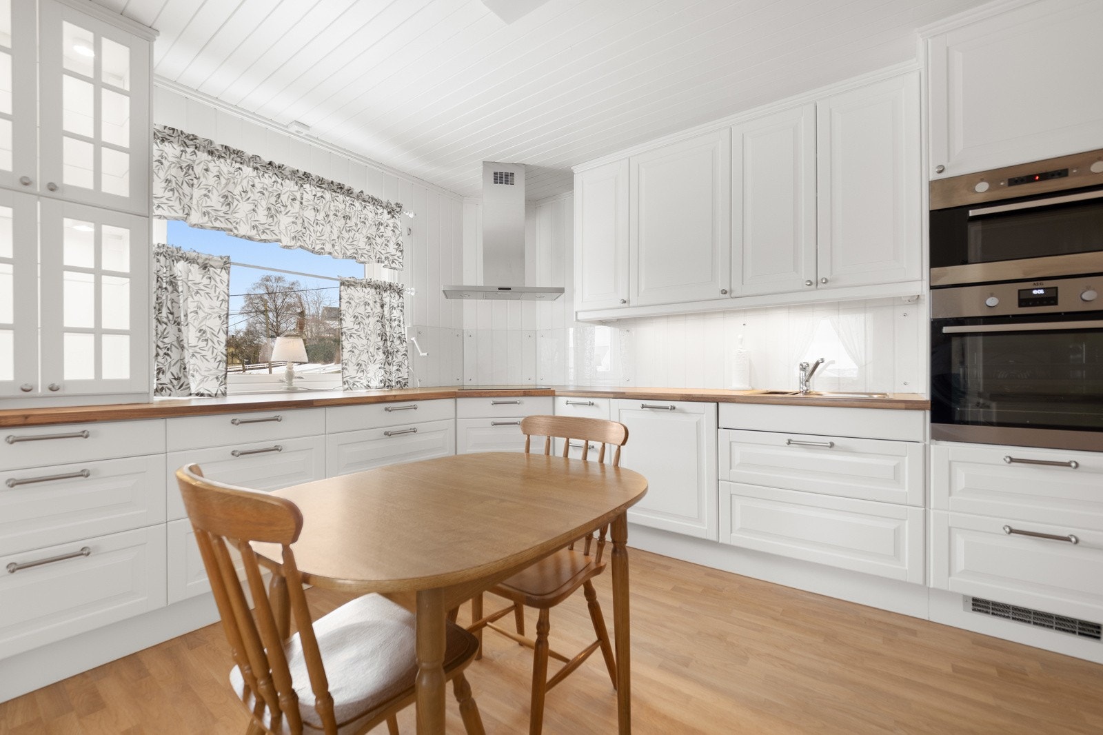 Integrert stekeovn, platetopp, oppvaskmaskin, mikrobølgeovn og to kjøleskap med frysere Galleribilde