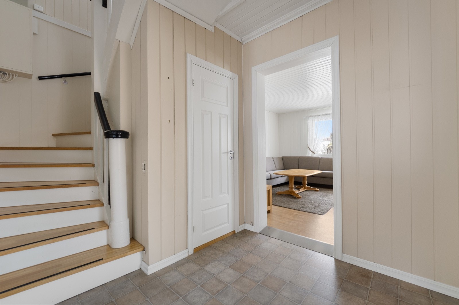 Trapp opp til 2.etasje som inneholder 2 soverom med alkove samt toalettrom Galleribilde