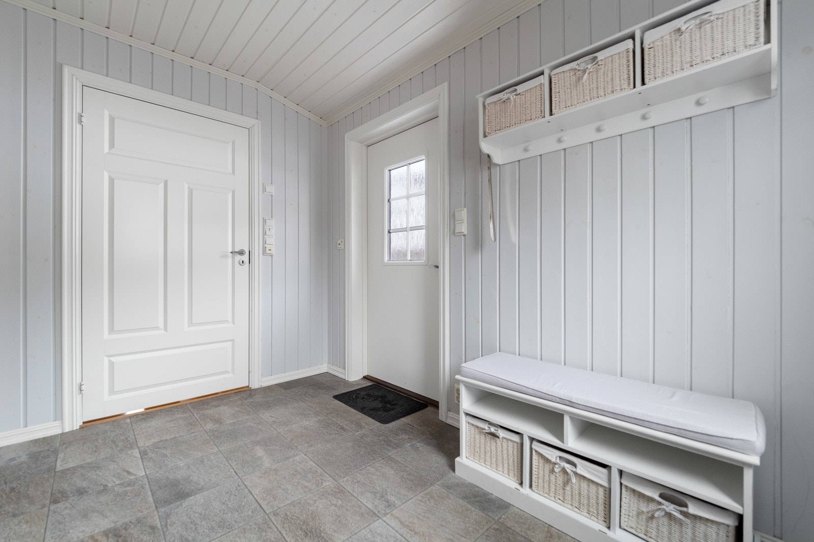 Fra gangen har du inngang til badet i 1.etasje Galleribilde