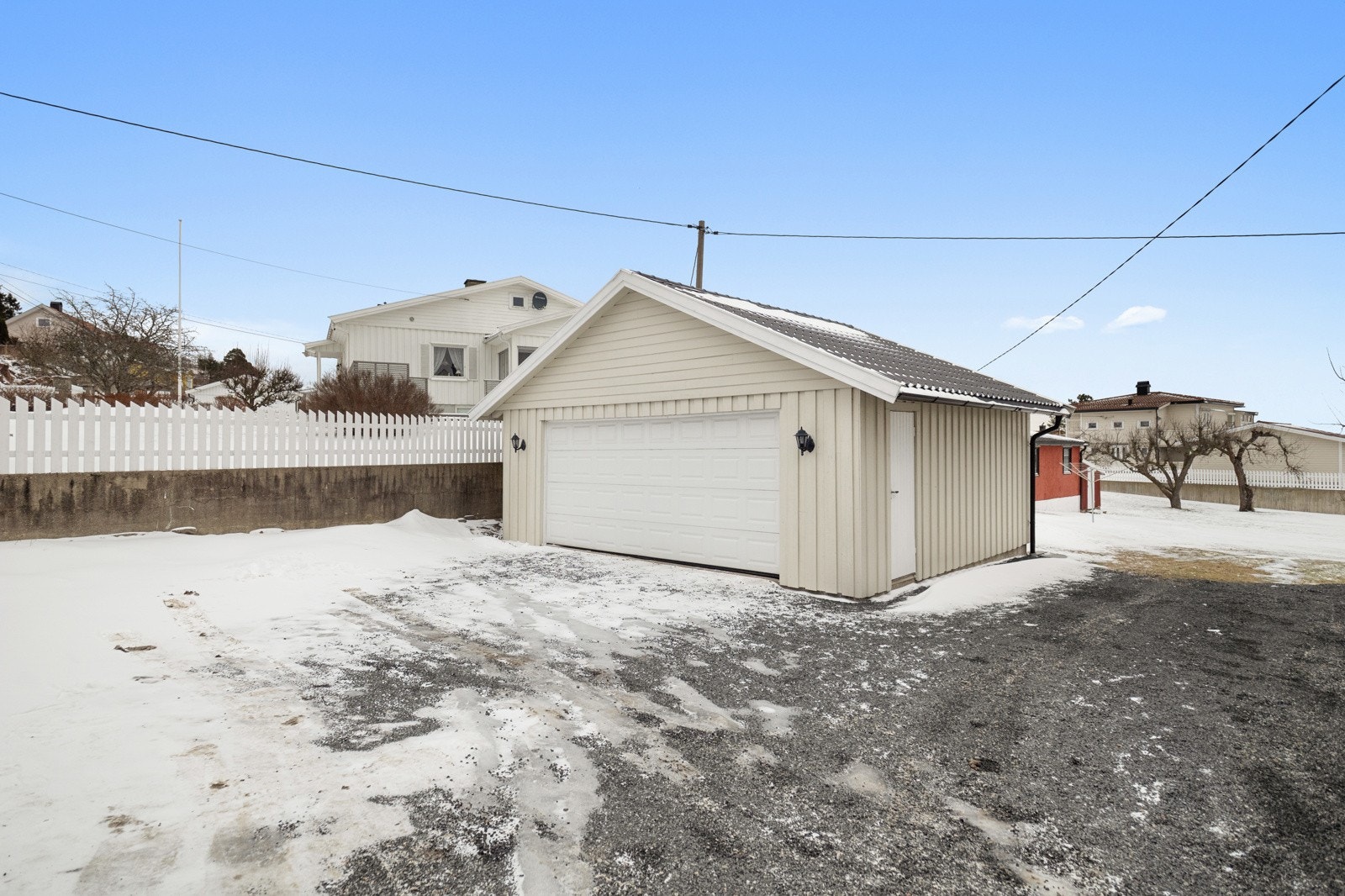 Gode parkeringsforhold - Romslig gårdsplass og frittliggende dobbeltgarasje på 39 kvm Galleribilde