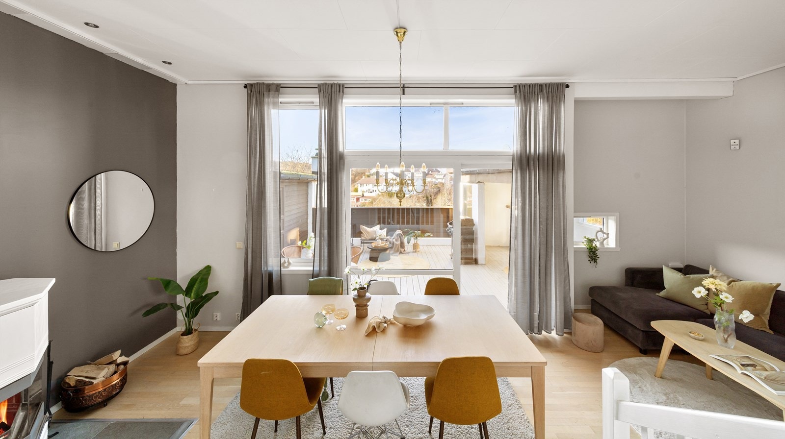 Planløsningen gjør det enkelt å etablere flere soner, enten man ønsker en komfortabel sofagruppe, en romslig spiseplass eller en egen lesekrok. Galleribilde