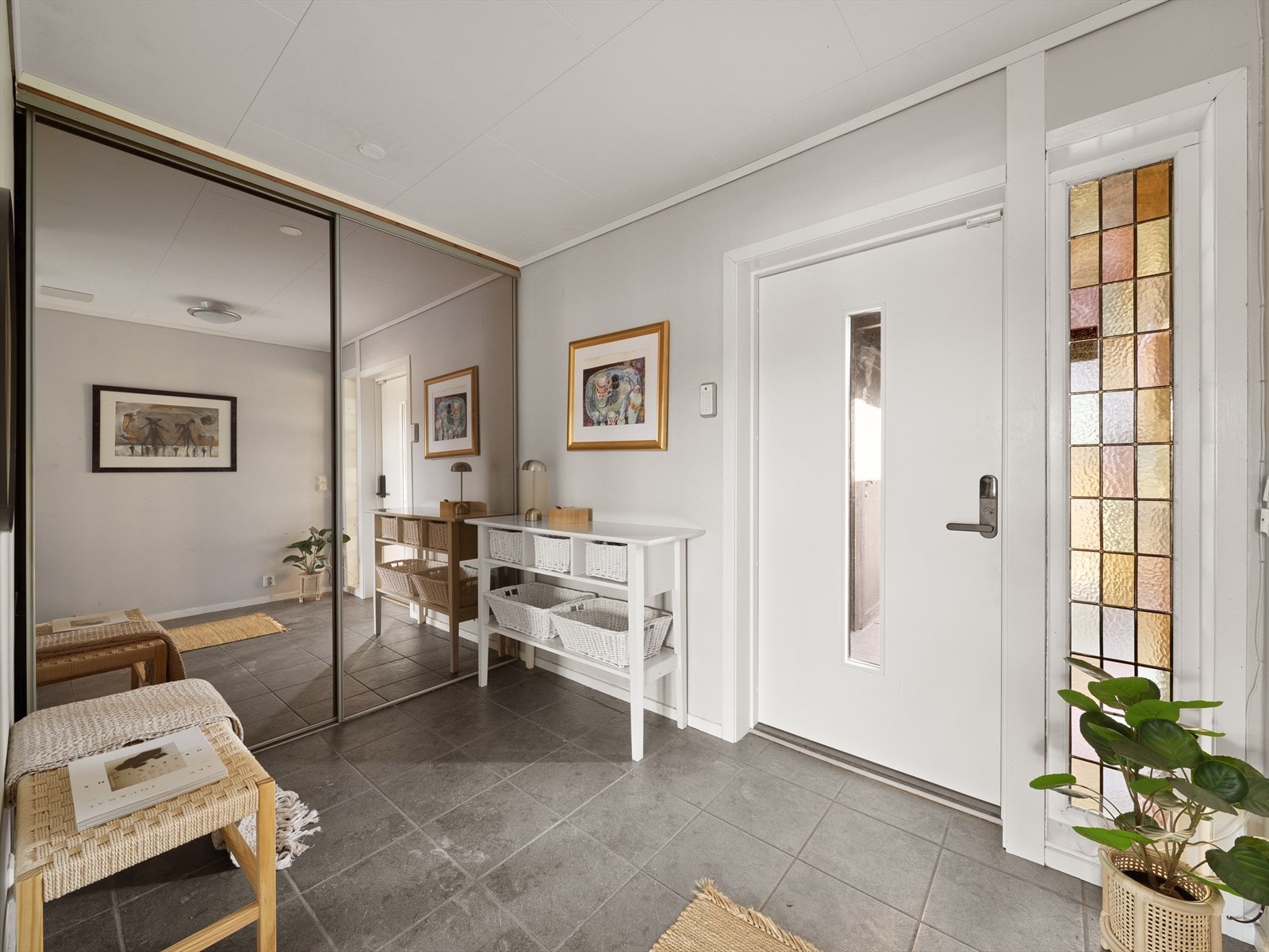 Romslig, flislagt entré med varmekabler i gulv. Galleribilde