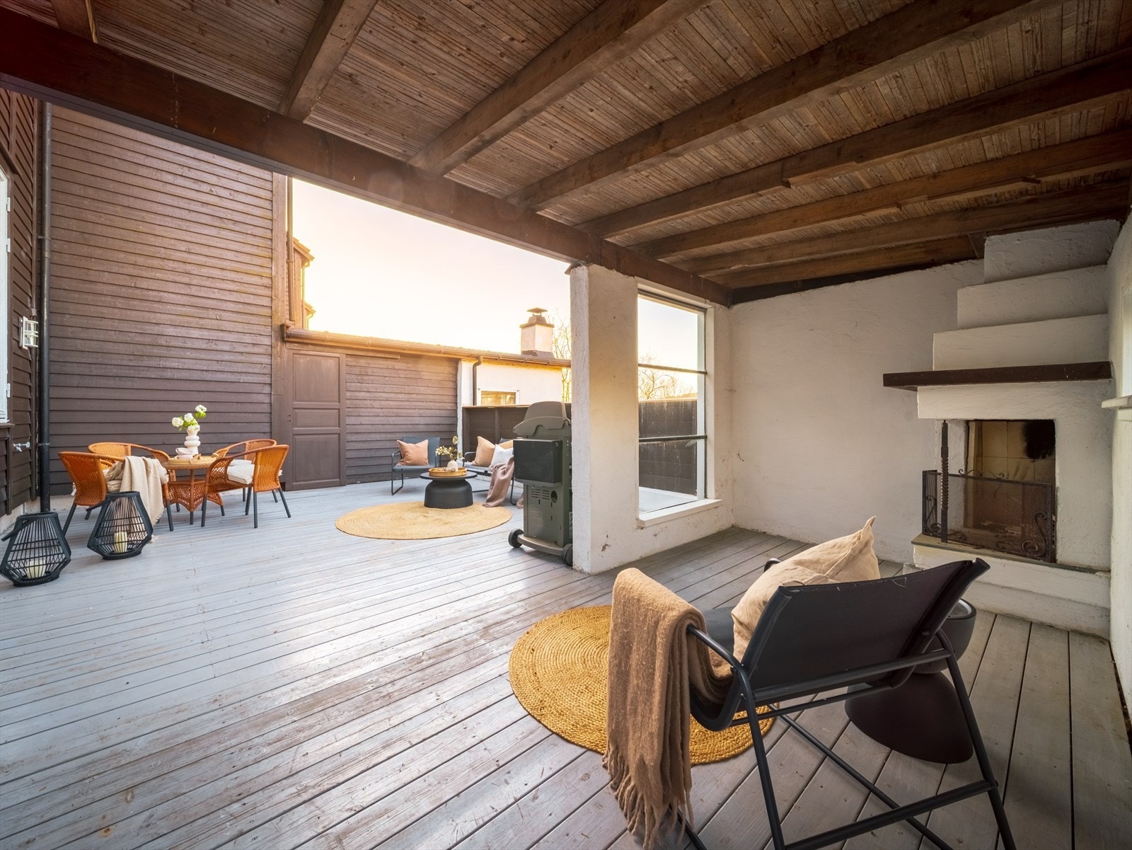 Deler av terrassen er overbygget og har peisovn, noe som forlenger utesesongen betraktelig og gjør uteplassen anvendelig store deler av året. Galleribilde