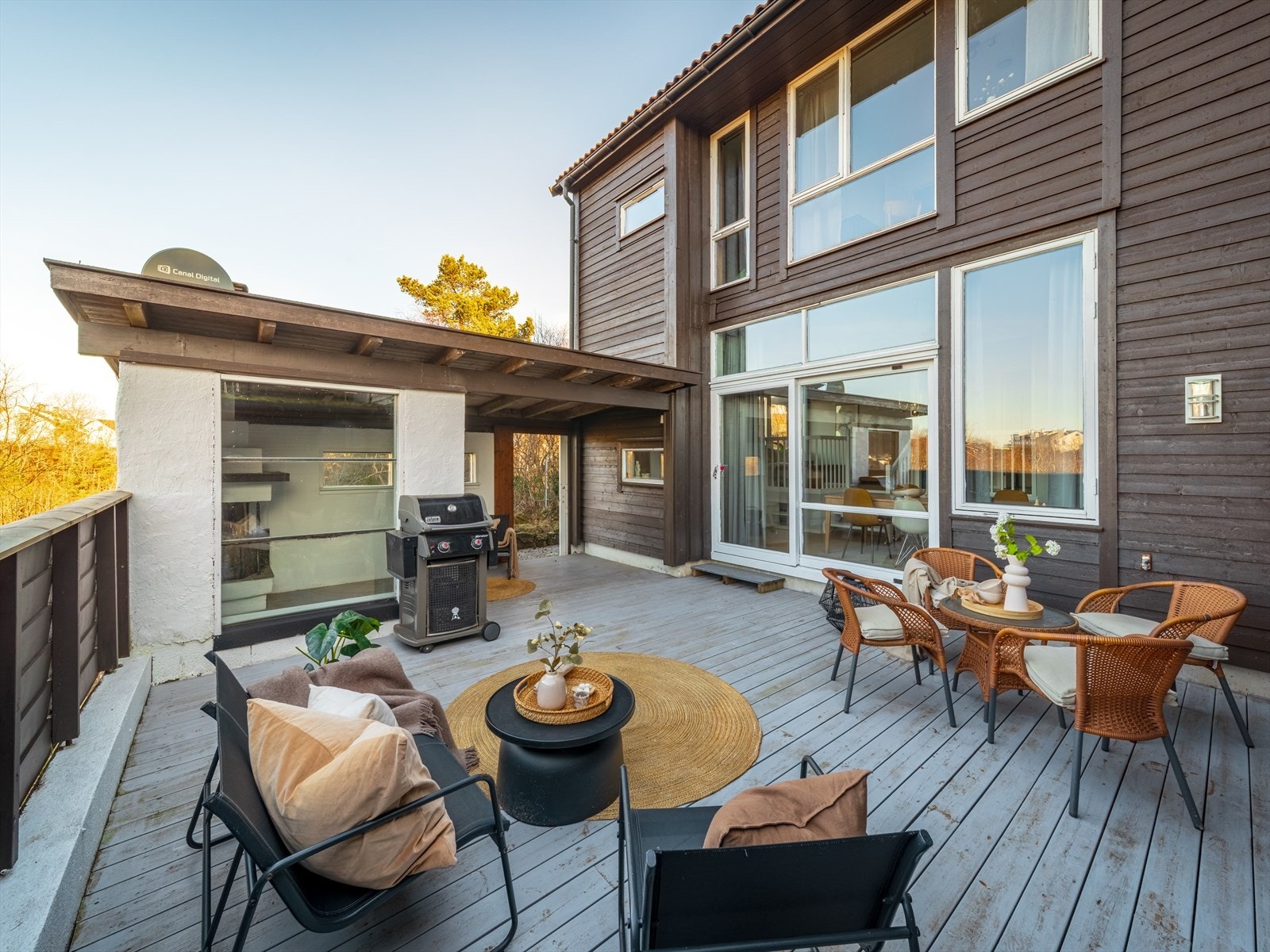 Fra stuen er det direkte utgang til en romslig nordvestvendt terrasse på ca. 36,6 kvm. Galleribilde