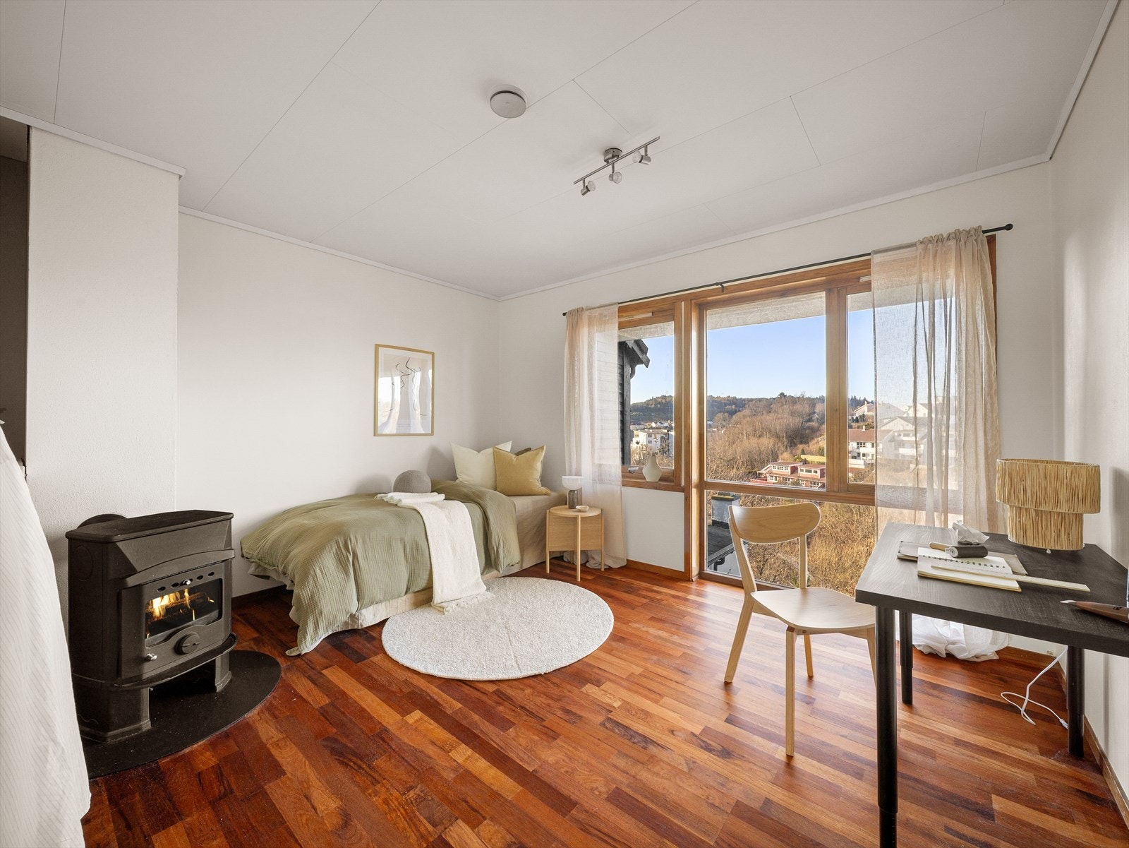 Det samme gjelder med soverom tre. Her er det også en vedovn. Legg merke til den flotte utsikten! Galleribilde