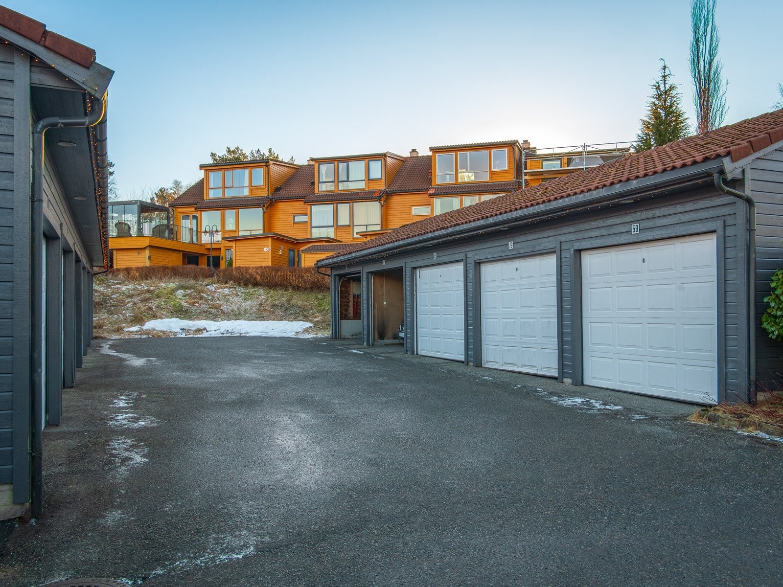 Det medfølger garasje med elbillader i felles garasjerekke. Galleribilde