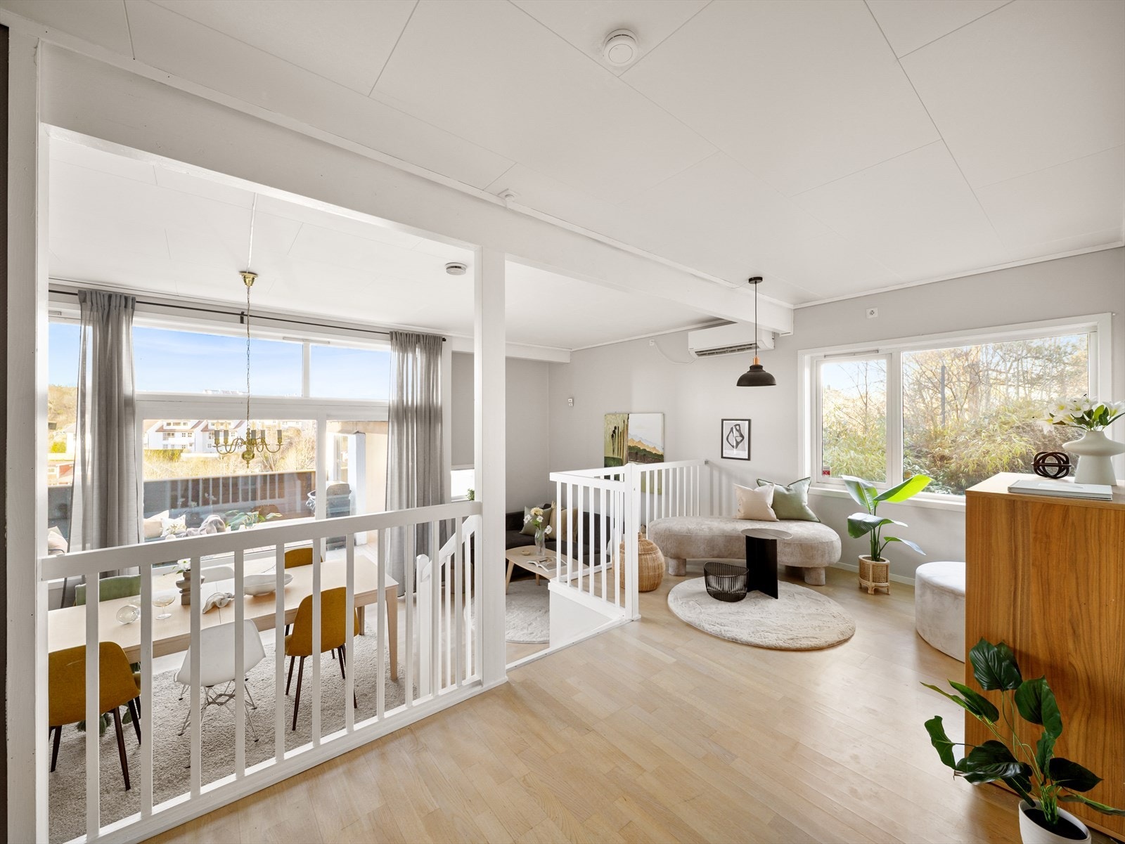 Romslig og innbydende stue fordelt på to delplan, noe som gir rommet en spennende og luftig karakter. Galleribilde