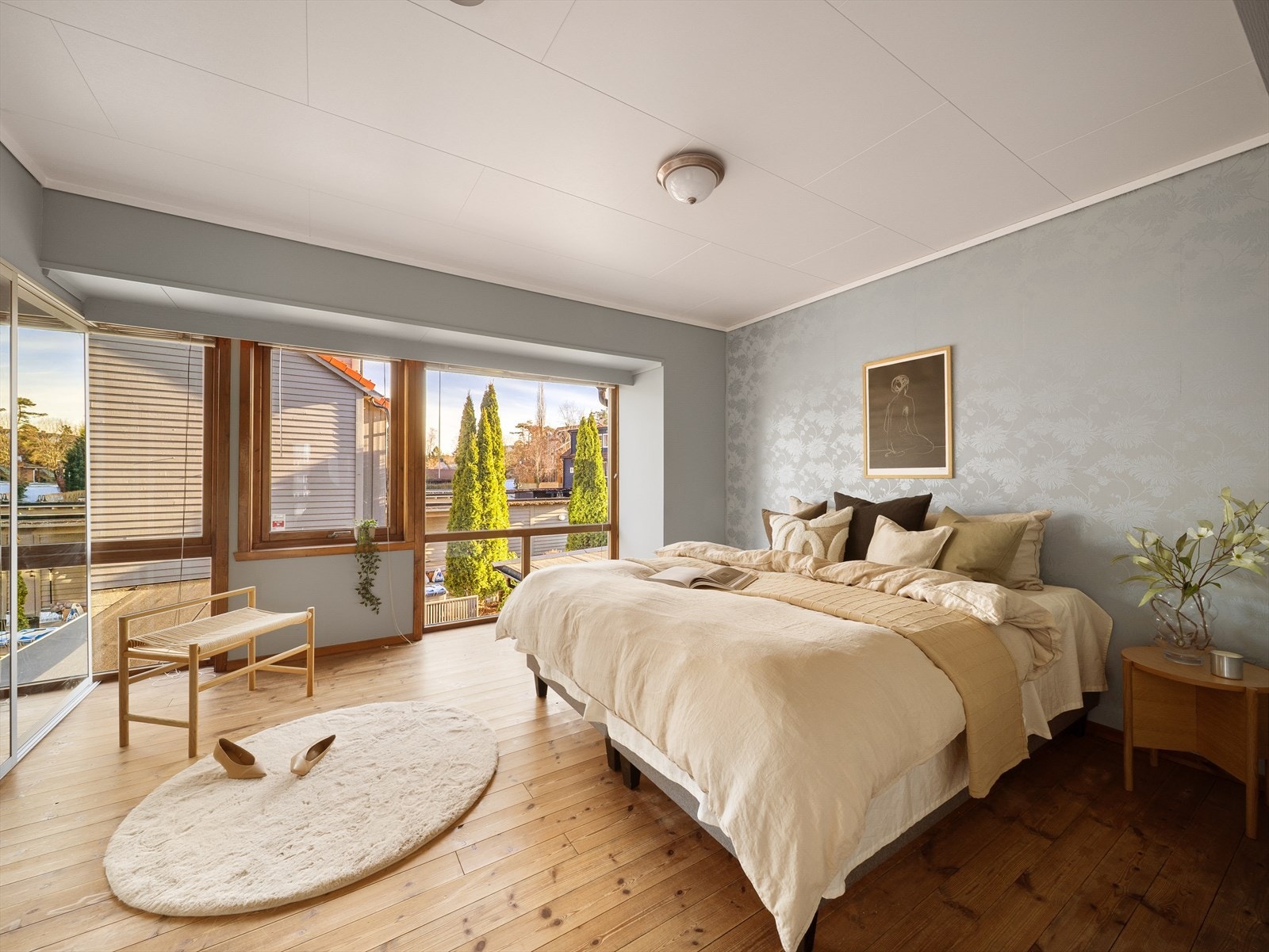 Hovedsoverommet er romslig og har god plass til dobbeltseng og tilhørende møblement. Galleribilde