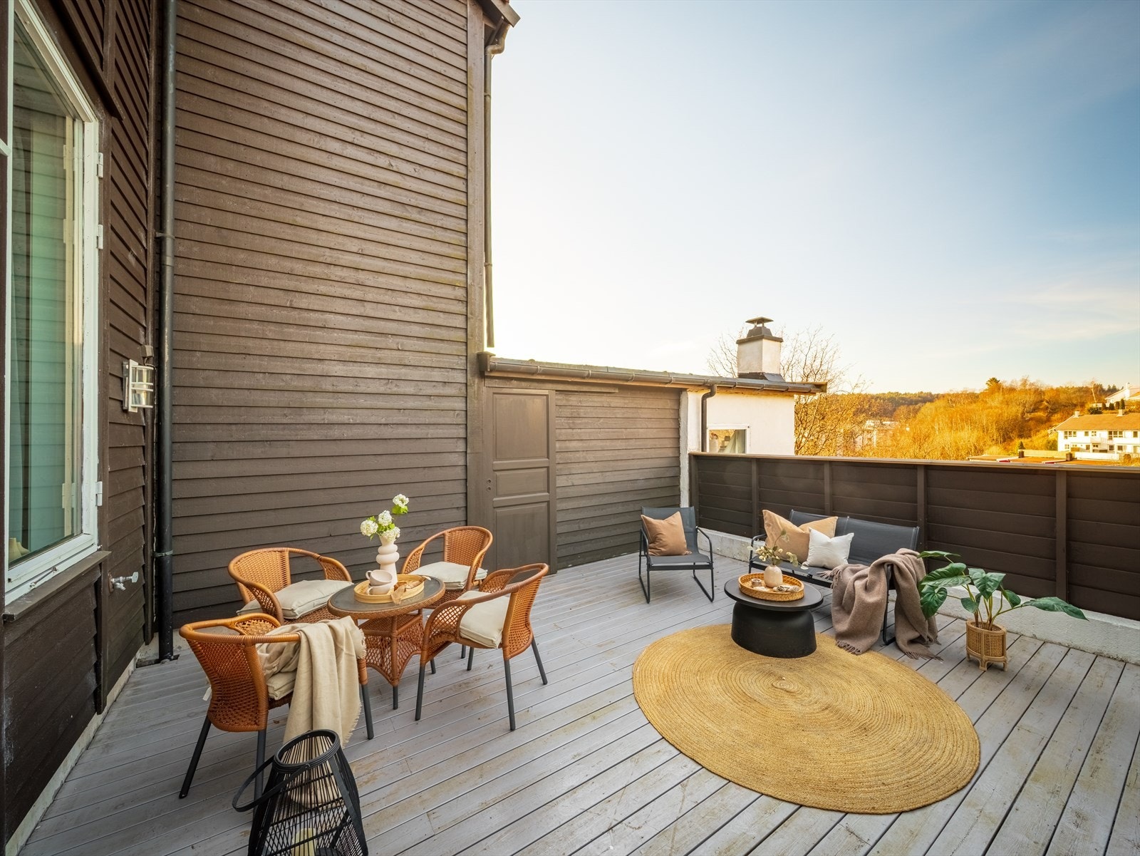 Terrassen kan møbleres i flere soner med både sittegruppe, spisebord og grillområde. Galleribilde