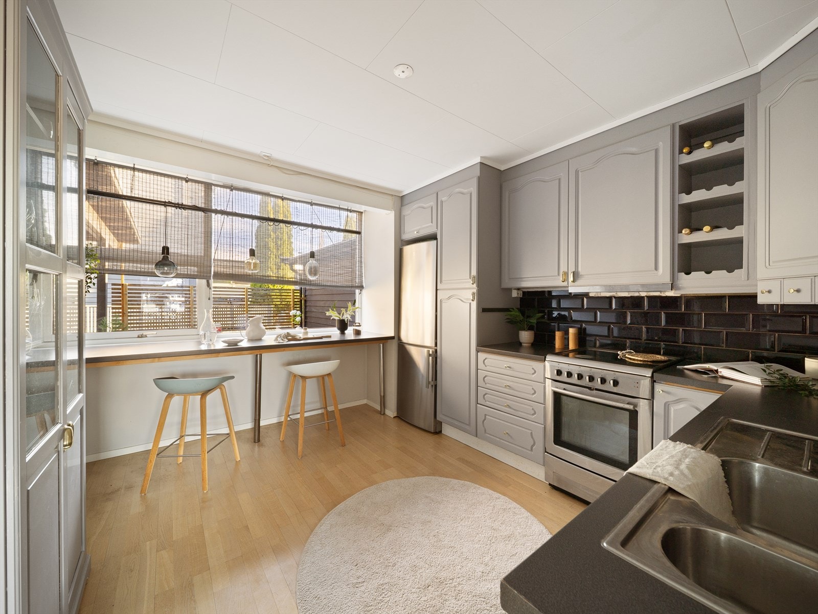 Stort og funksjonelt kjøkken med god romfølelse og rikelig med skap- og benkeplass. Galleribilde