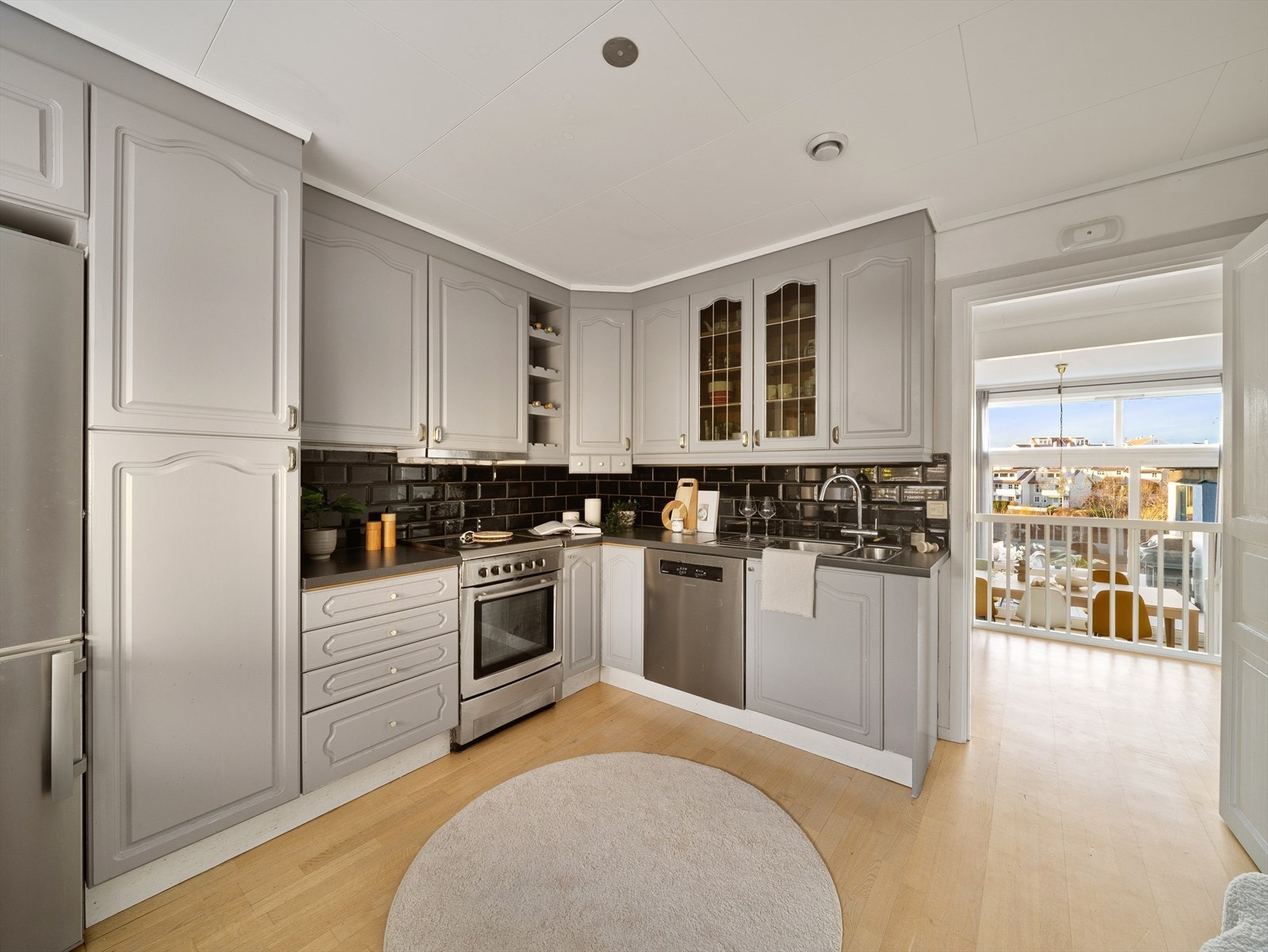 Kjøkkeninnredningen har malte, profilerte fronter og laminat benkeplate som gir et klassisk og tidløst uttrykk. Galleribilde