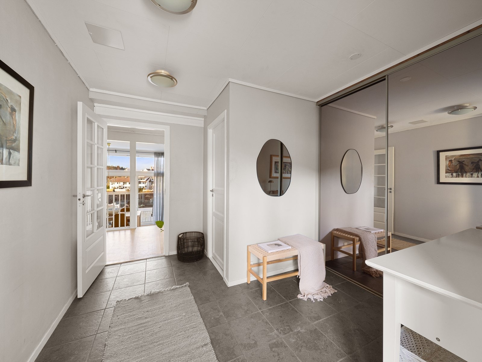 Her er det god plass til yttertøy og sko, samt stor skyvedørsgarderobe med speil som gir rikelig med oppbevaring. Galleribilde
