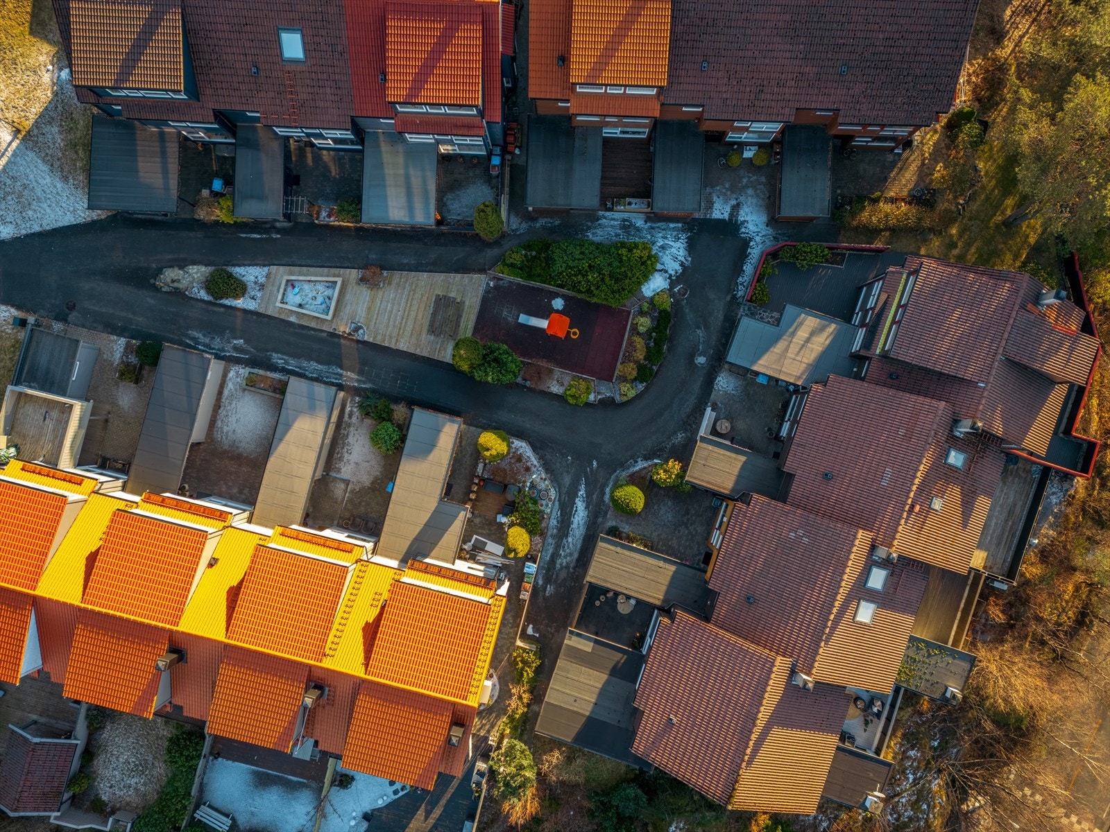 Fellesområdet er fint opparbeidet og har lekeplass for de minste. Her er yrende liv av barn i sommerhalvåret, felles 17.mai-brunsj, grilling m.m. i regi av Huseierlaget. Galleribilde