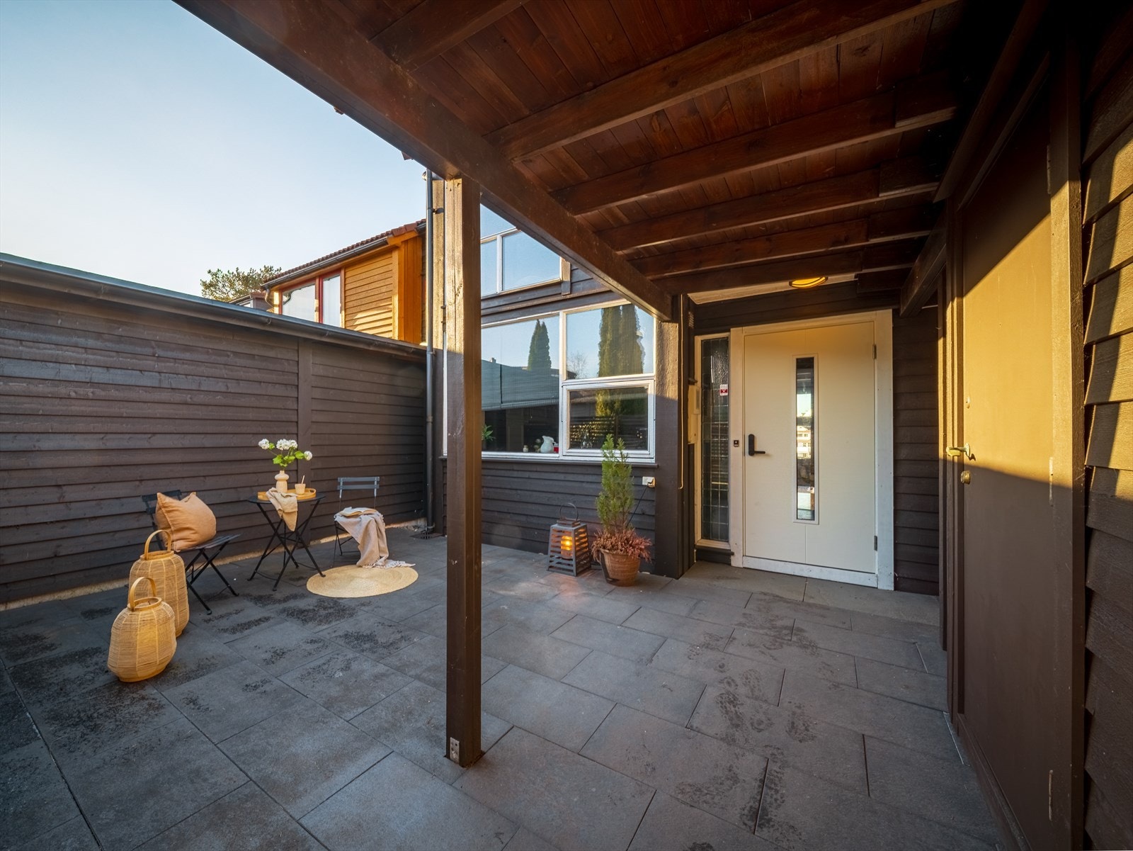 Fra inngangspartiet er det utgang til en sørøstvendt platting med god plass til utemøbler. Flotte heller fra 2020. Galleribilde