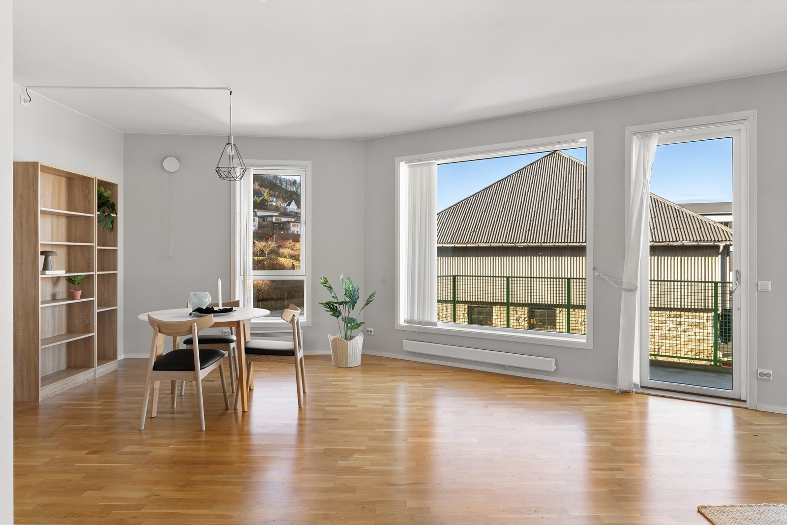 Utgang til balkong fra stua. Leiligheten har to balkonger. En tilhørende stua og en tilhørende det ene soverommet. Galleribilde