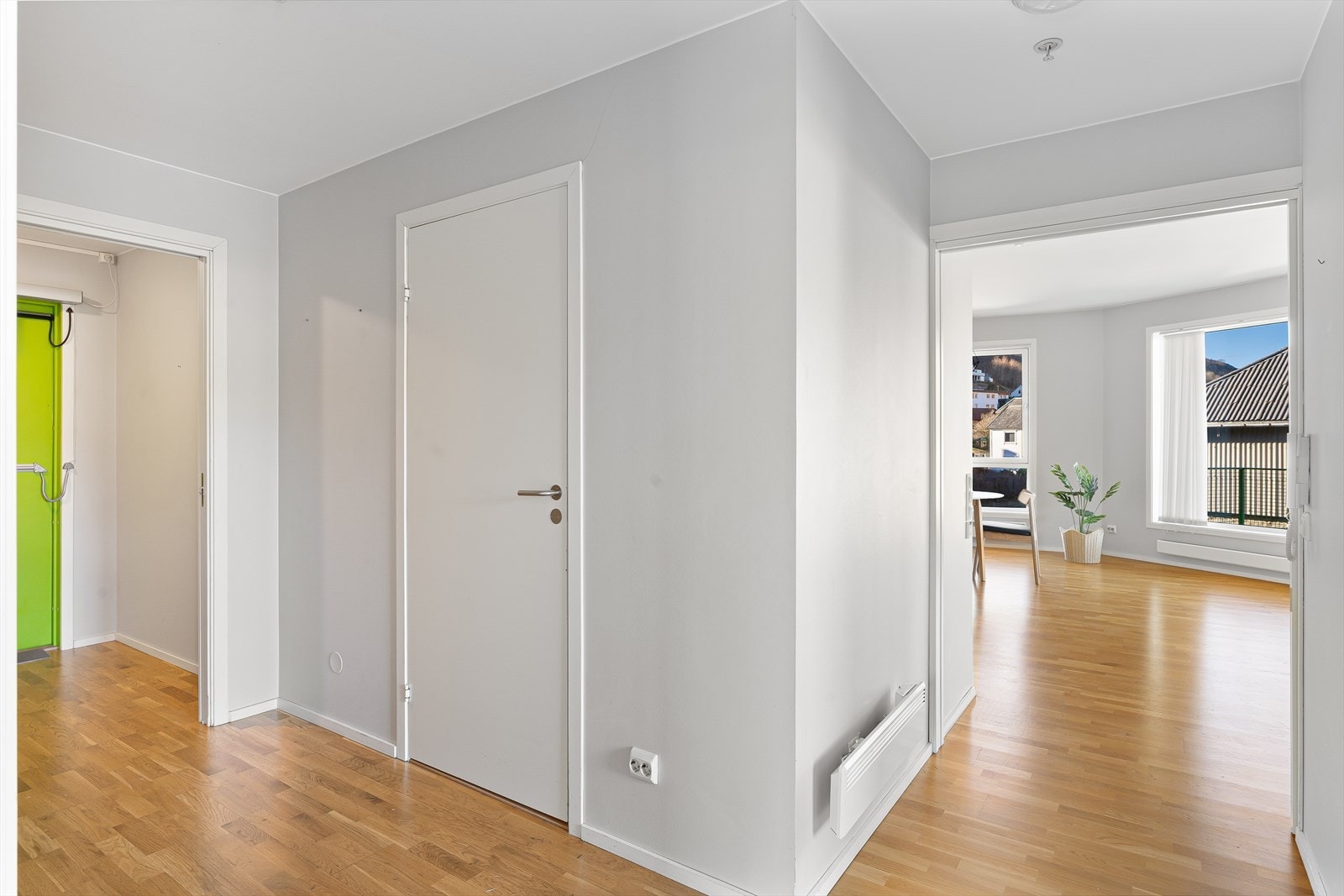 Skyvedør som skiller stua/kjøkkenet til resten av leiligheten. Galleribilde