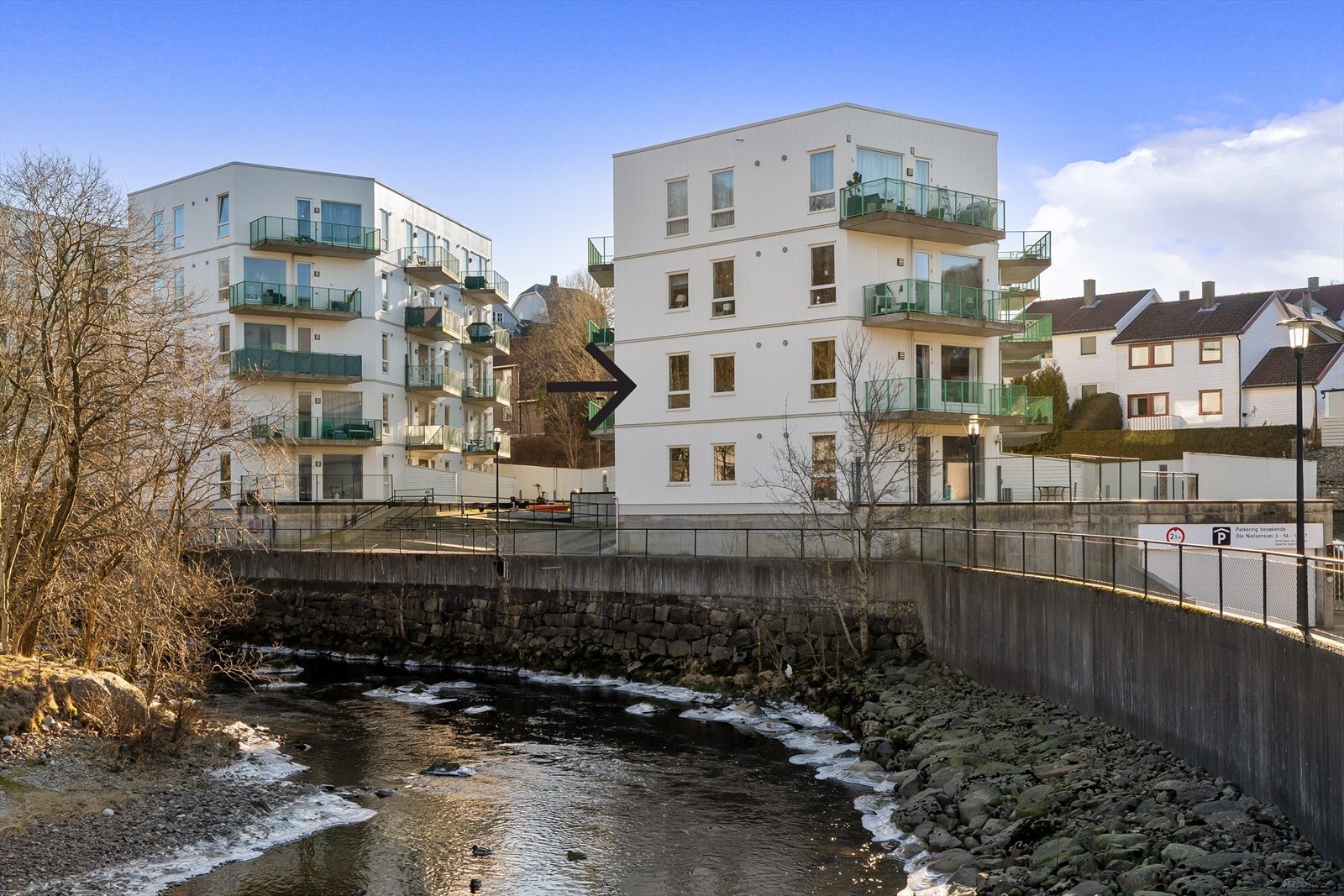 Leiligheten har en flott og sentral beliggenhet midt i Ålgård sentrum, med et idyllisk parkområde like utenfor døren. Her bor du med kort vei til alle fasiliteter som trengs i hverdagen. Galleribilde