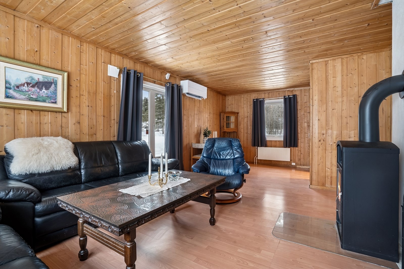 Stuen er et romslig oppholdsrom med laminatgulv av nyere årgang. Galleribilde