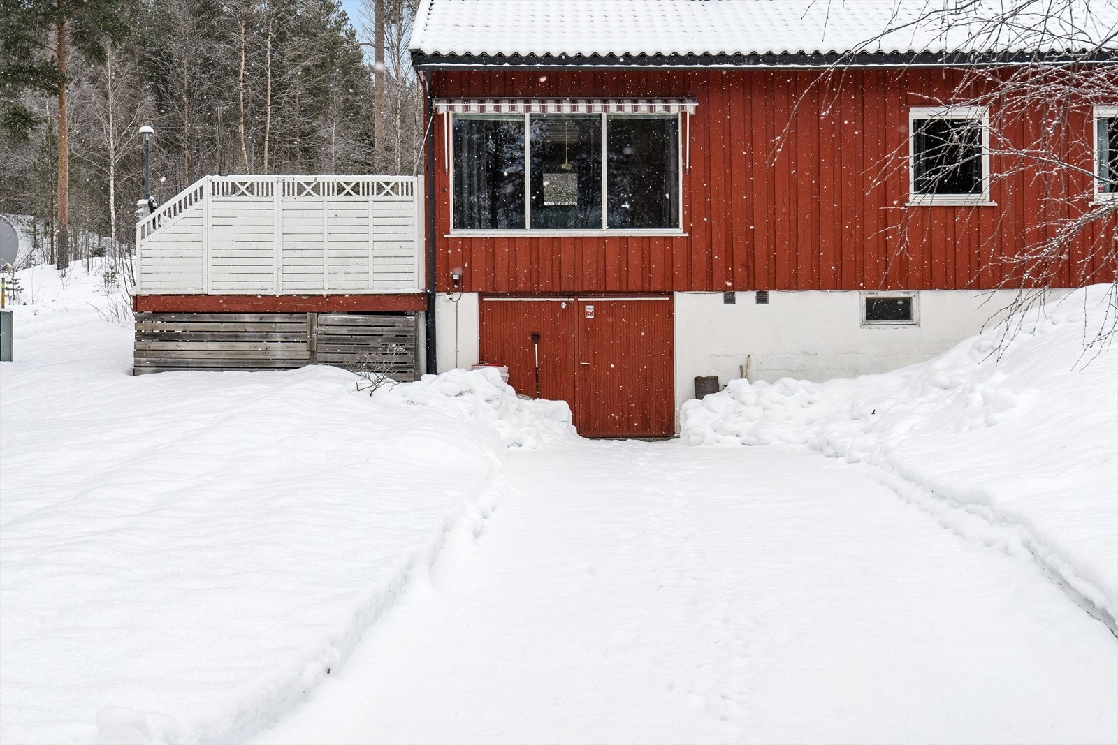 Egen dobbel ytterdør gir direkte adkomst til bod og verksted i kjelleren. Galleribilde