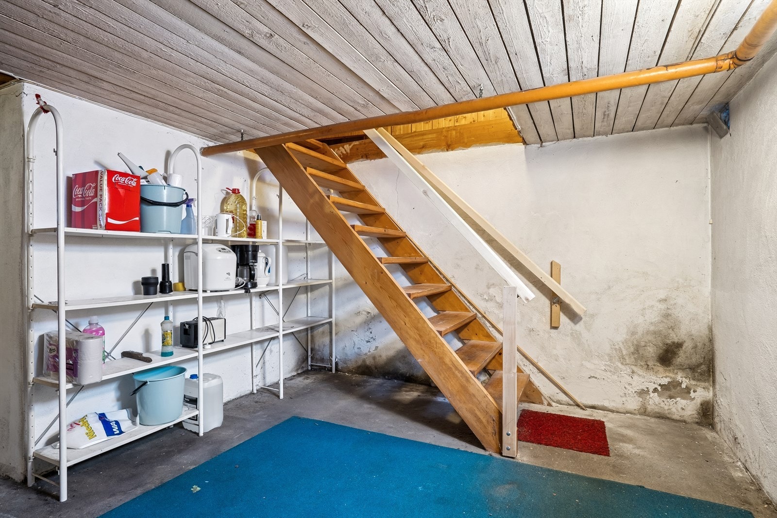 En solid tretrapp med lakkerte trinn leder ned til kjelleretasjen. Galleribilde