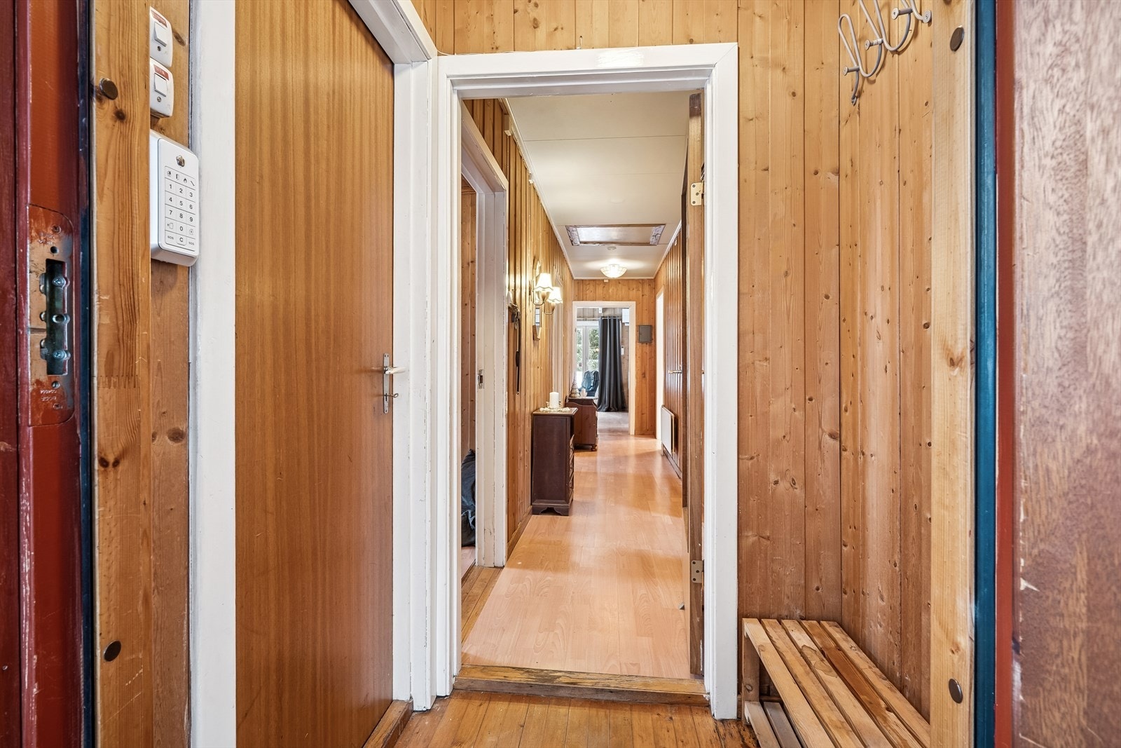 Fra entréen kommer du inn i en gang som binder rommene i etasjen sammen. Galleribilde