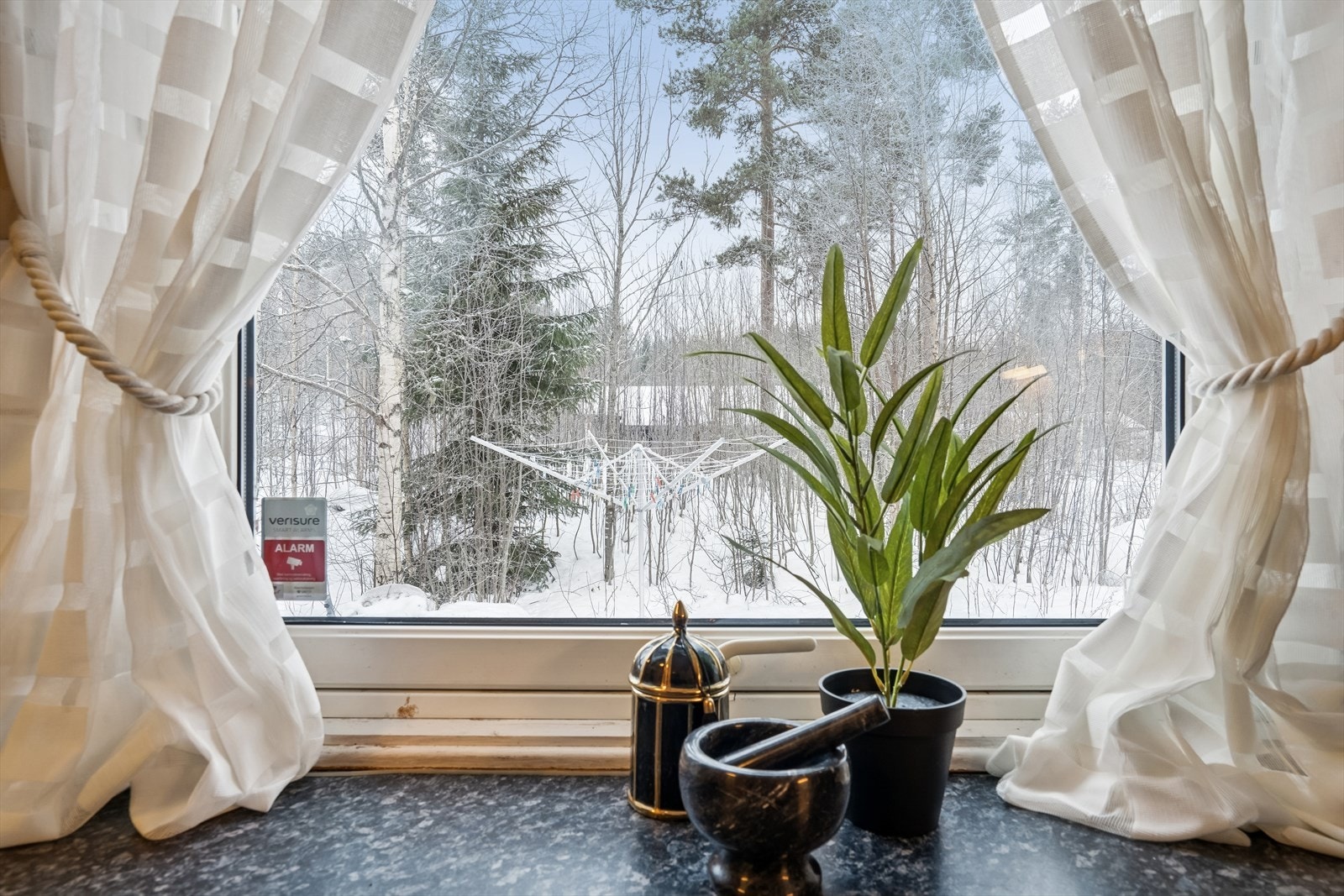 Fra eiendommen er det kort vei til dagligvarehandel hos Joker Grue Finnskog (400 m). Galleribilde