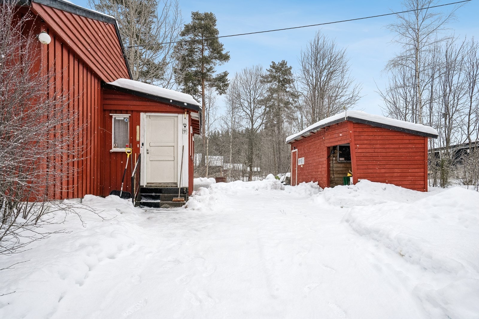 Tomten er opparbeidet med gruset innkjøring og biloppstillingsplass. Galleribilde