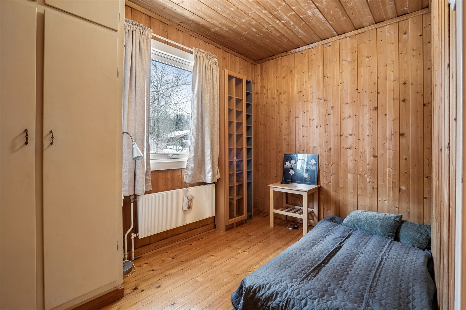 Alle soverommene har plass til seng og oppbevaringsløsninger. Galleribilde